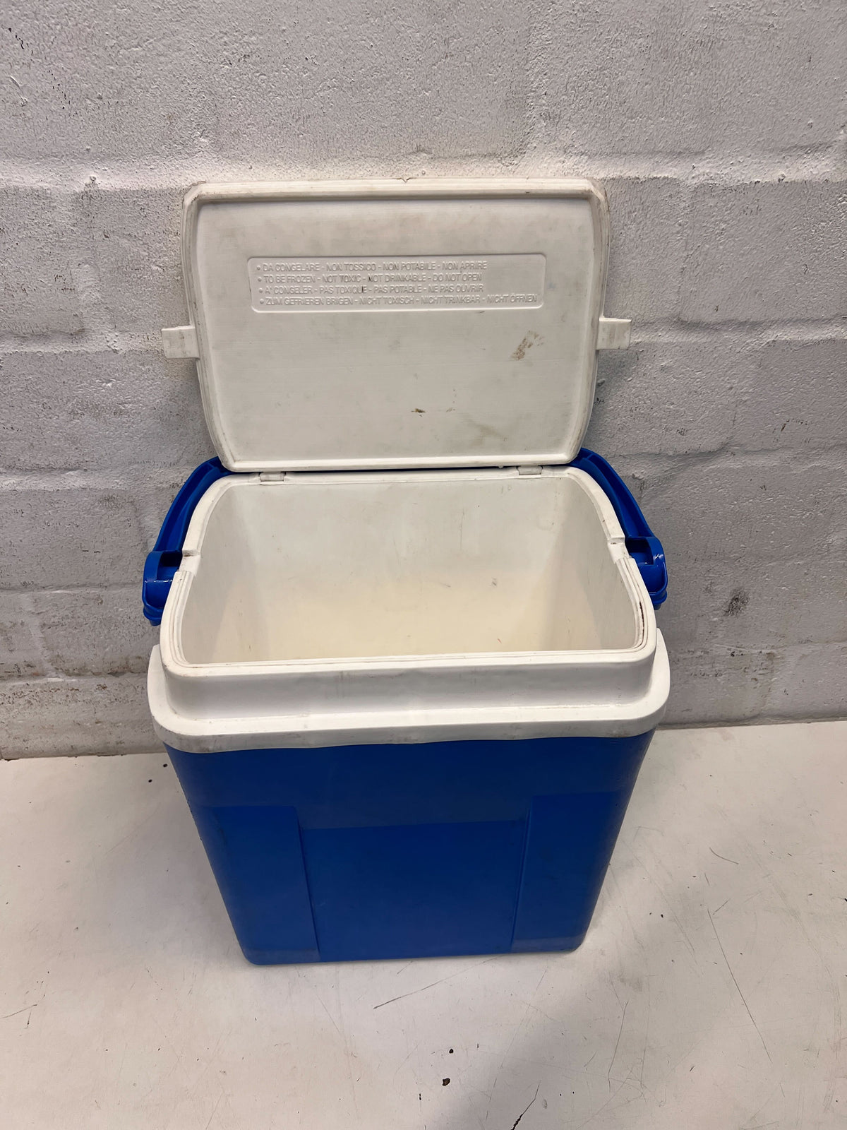 Cooling Box – 30L Blue Plastic Cooler with Minor Scratches - 2ndhandwarehouse.com