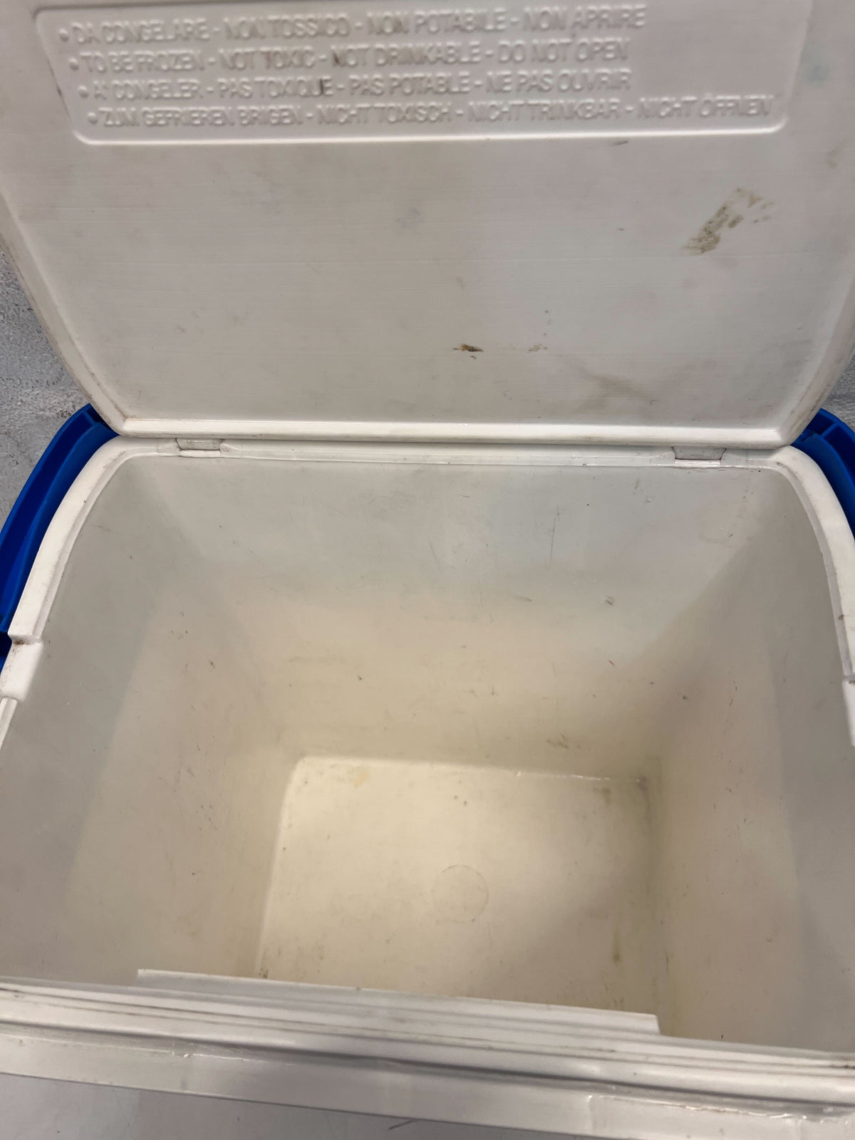 Cooling Box – 30L Blue Plastic Cooler with Minor Scratches - 2ndhandwarehouse.com