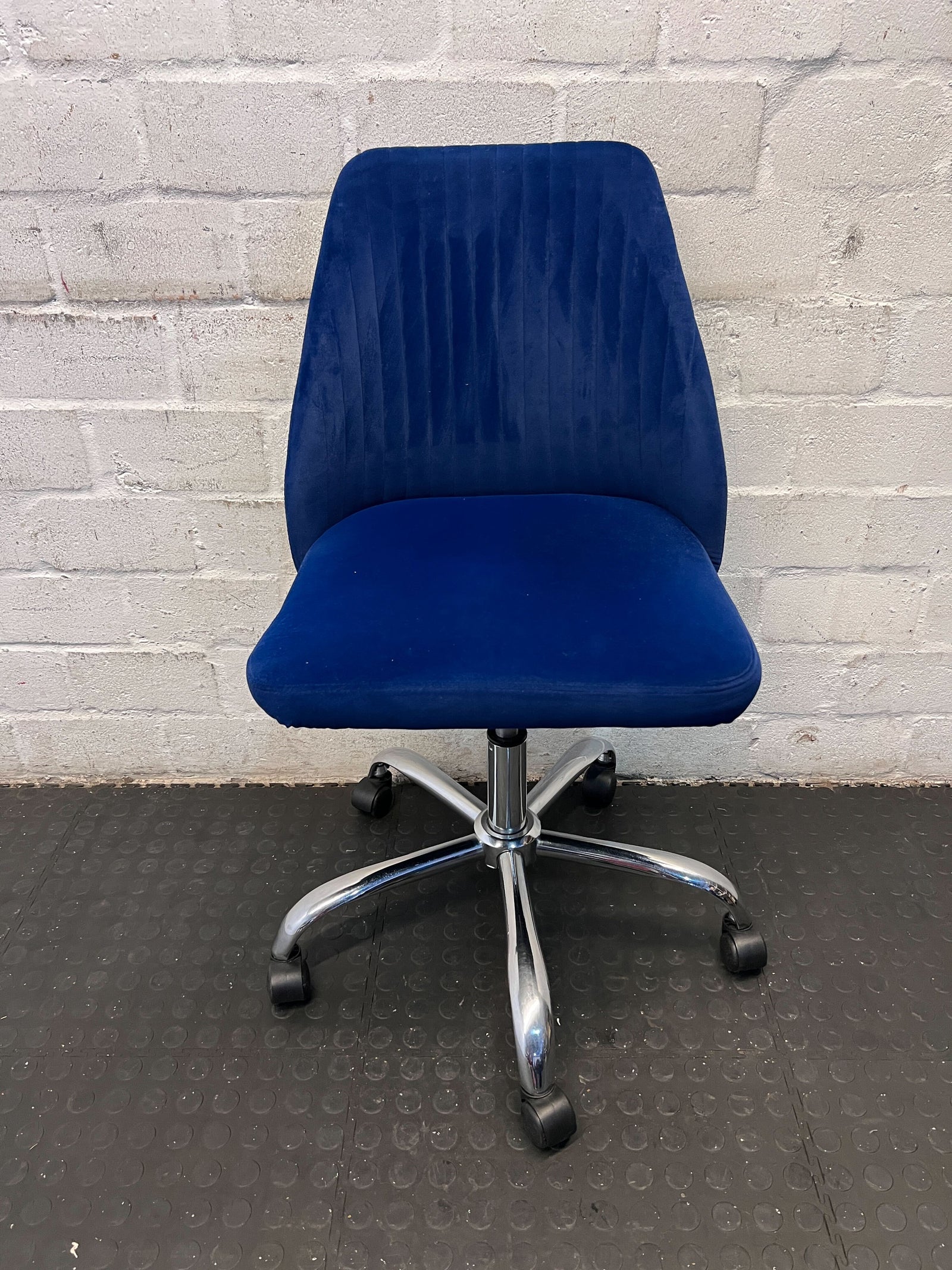 Chic Blue Velvet Office Chair with Chrome Base – Minor Wear 🚀