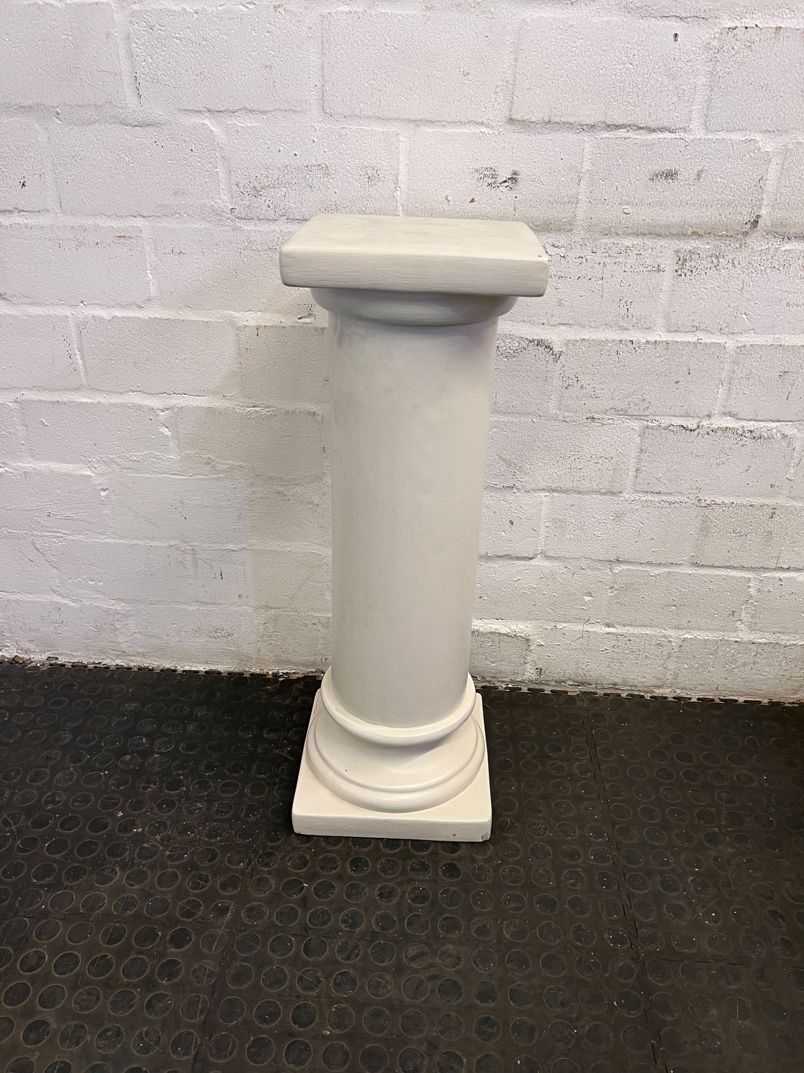 Elegant White Pedestal Column – Decorative Display Stand