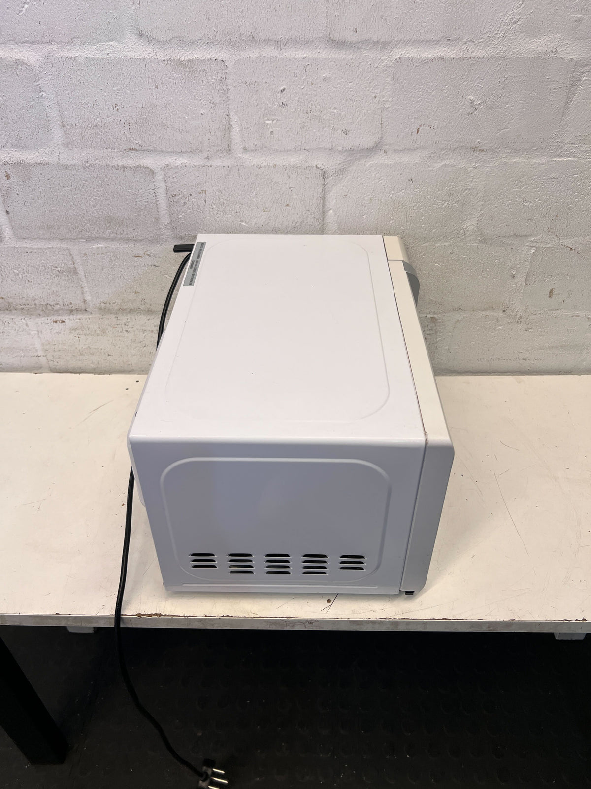 Compact Midea Microwave Oven - White, Functional with Minor Scuffs - REDUCED