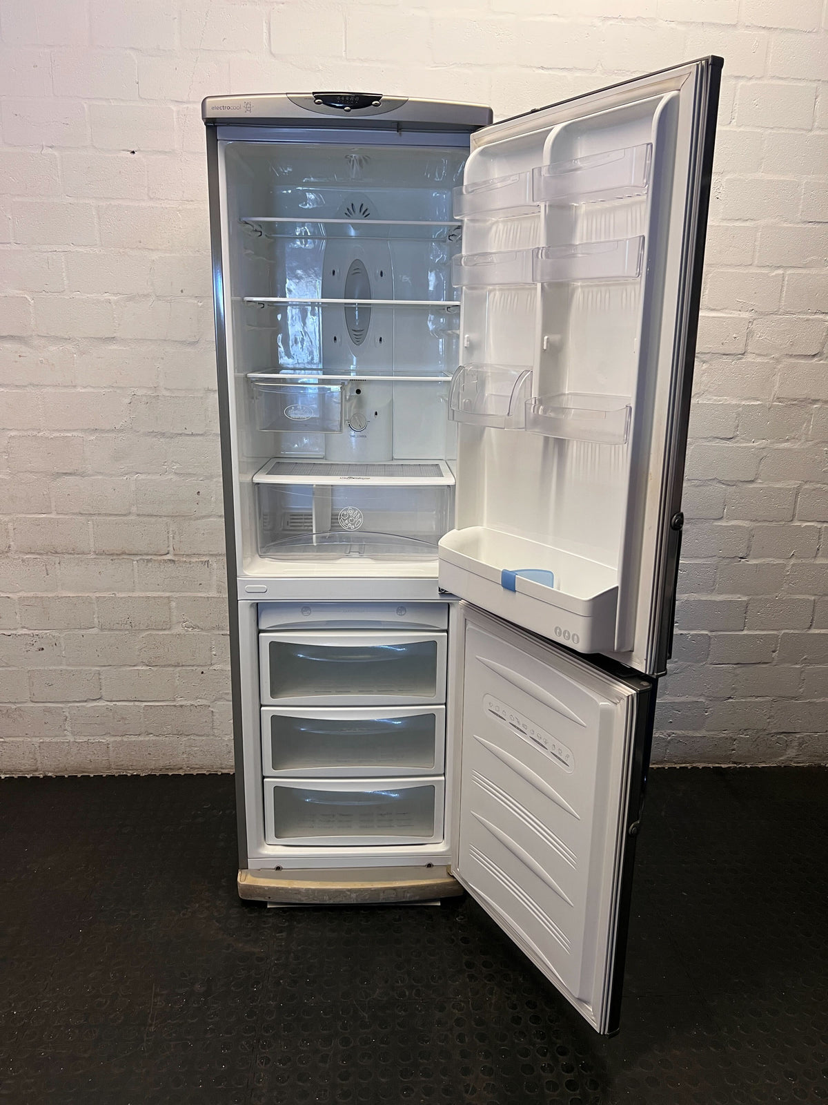 LG Silver Fridge Freezer - Reliable Kitchen Appliance - 2ndhandwarehouse.com