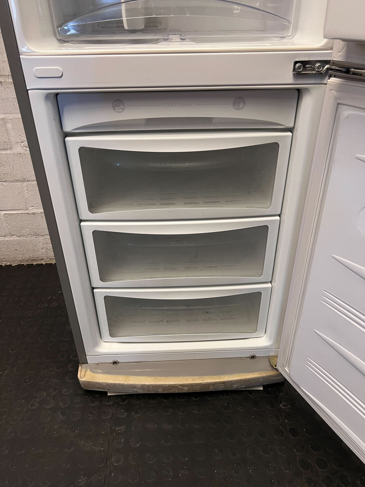 LG Silver Fridge Freezer - Reliable Kitchen Appliance - 2ndhandwarehouse.com