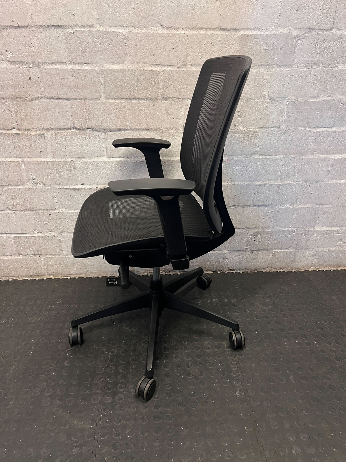 Ergonomic Black Mesh Office Chair - Adjustable & Swivel - 2ndhandwarehouse.com
