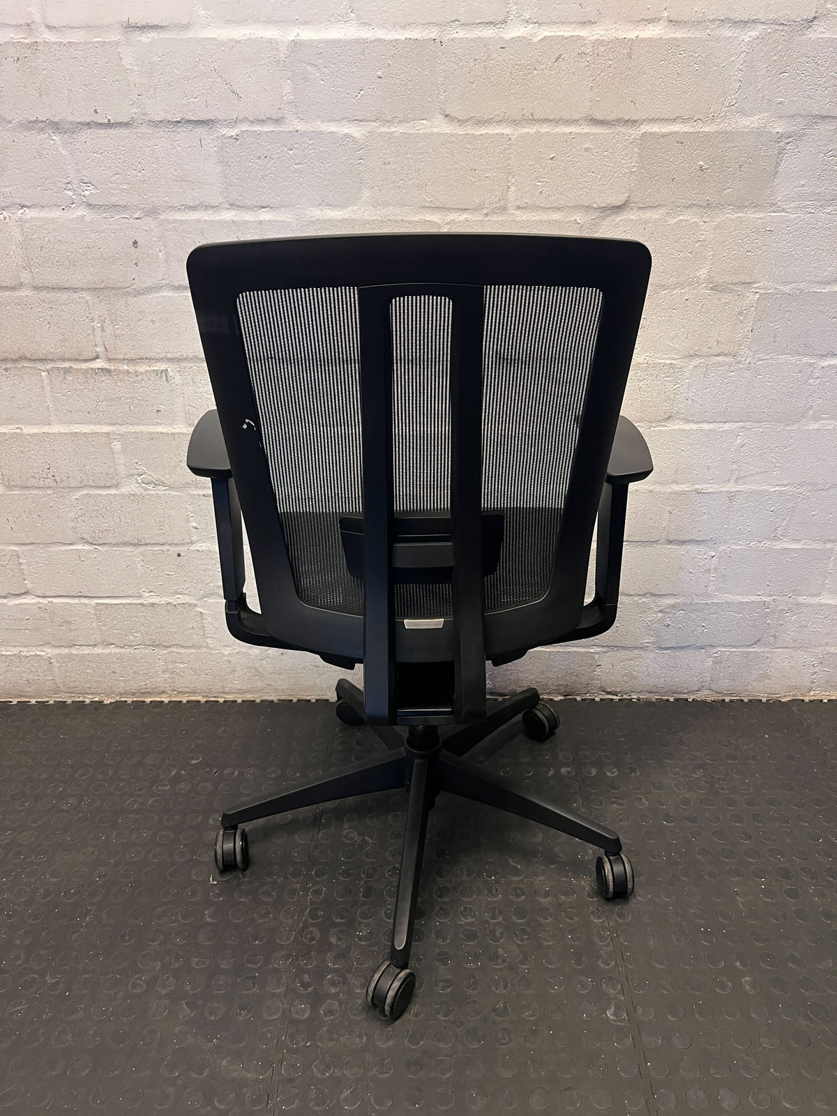 Ergonomic Black Mesh Office Chair - Adjustable & Swivel - 2ndhandwarehouse.com