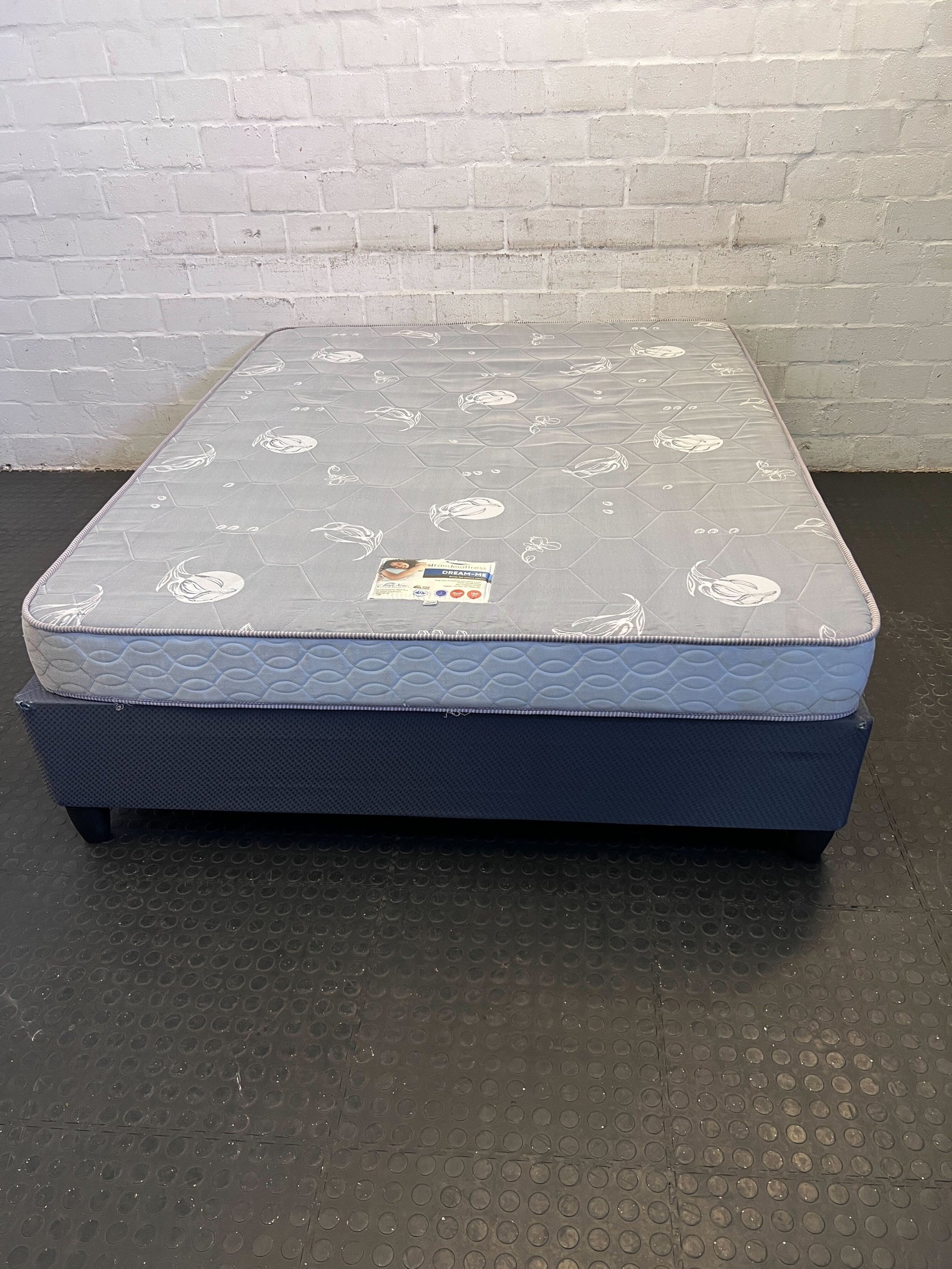 Comfortable Queen Size Grey Mattress with Minor Wear – Perfect for Sleep!