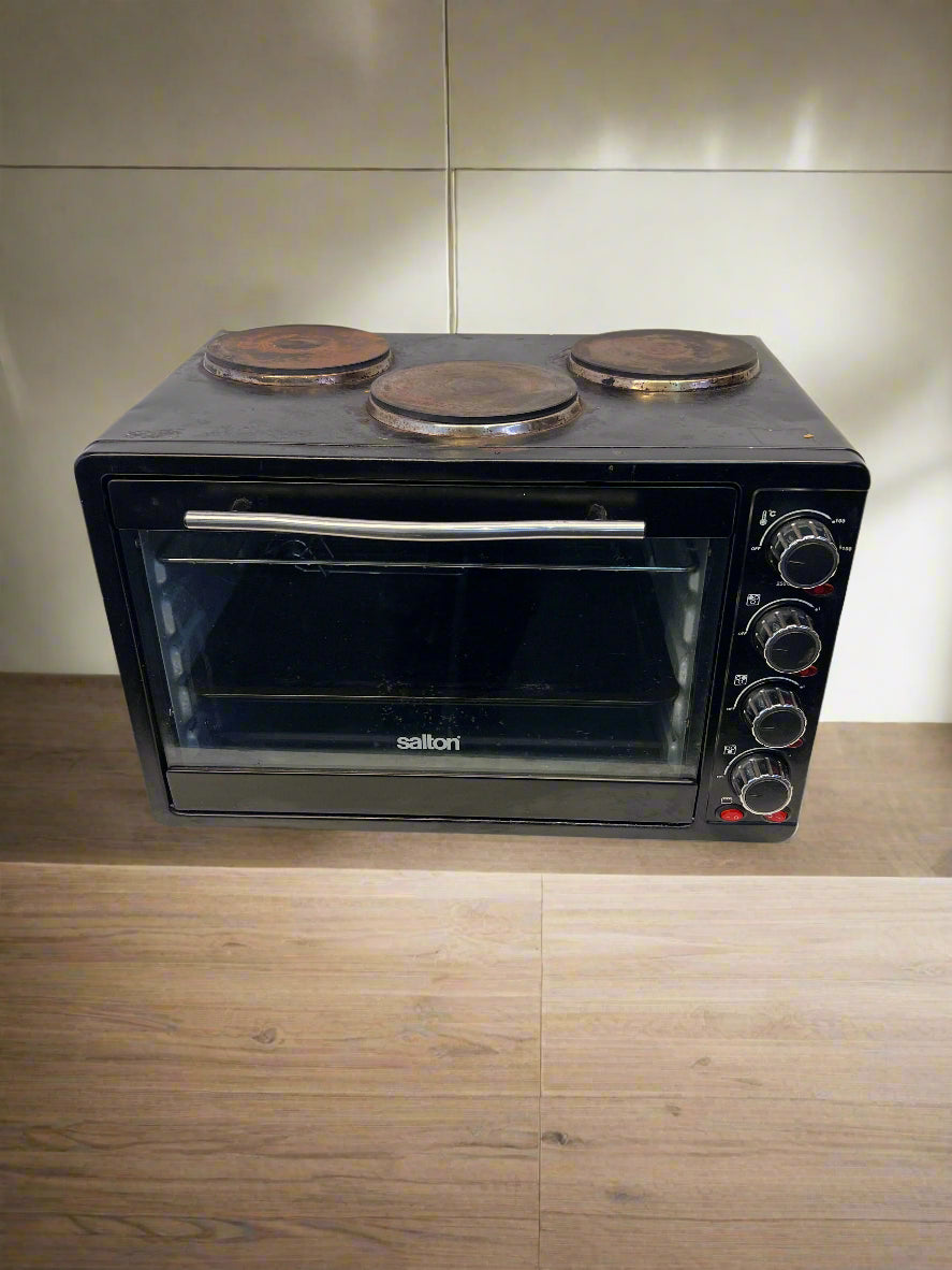 Compact Black Salton Electric Stove with Oven – One of The Plates & Top Element Is Not Functioning - 2ndhandwarehouse.com