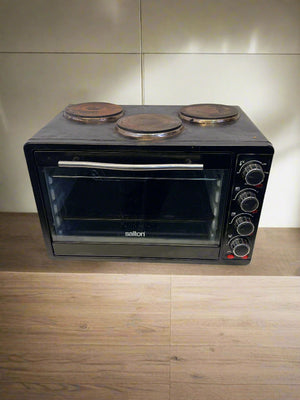 Compact Black Salton Electric Stove with Oven – One of The Plates & Top Element Is Not Functioning - 2ndhandwarehouse.com