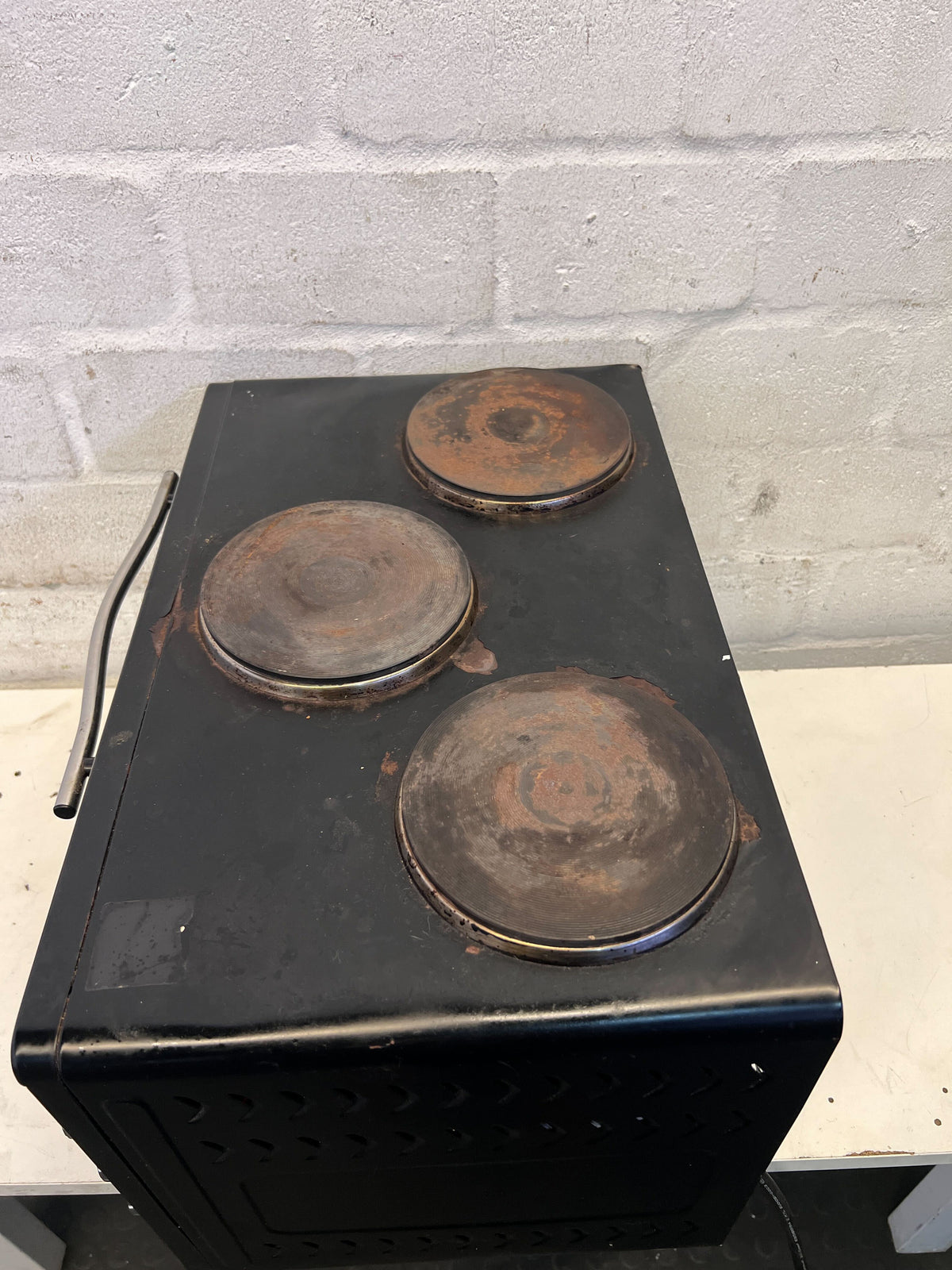 Compact Black Salton Electric Stove with Oven – One of The Plates & Top Element Is Not Functioning - 2ndhandwarehouse.com