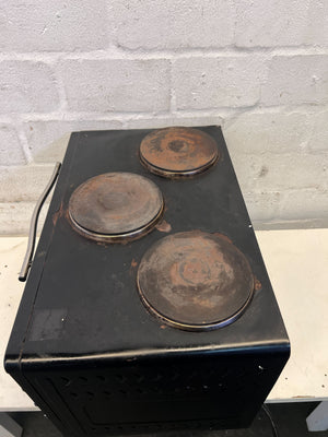 Compact Black Salton Electric Stove with Oven – One of The Plates & Top Element Is Not Functioning - 2ndhandwarehouse.com