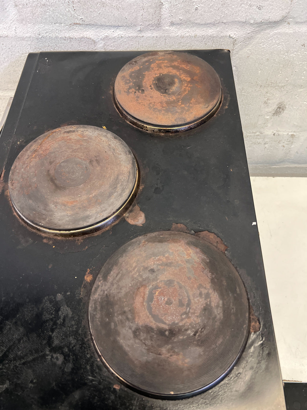 Compact Black Salton Electric Stove with Oven – One of The Plates & Top Element Is Not Functioning - 2ndhandwarehouse.com