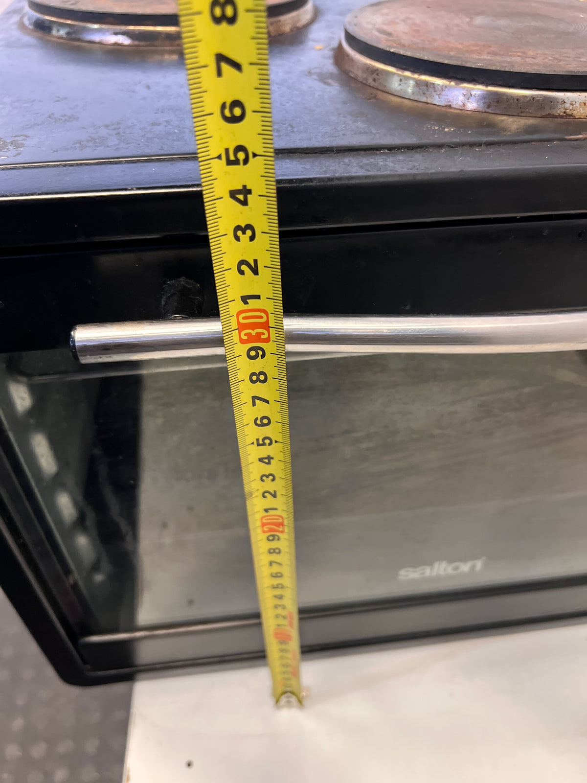 Compact Black Salton Electric Stove with Oven – One of The Plates & Top Element Is Not Functioning - 2ndhandwarehouse.com