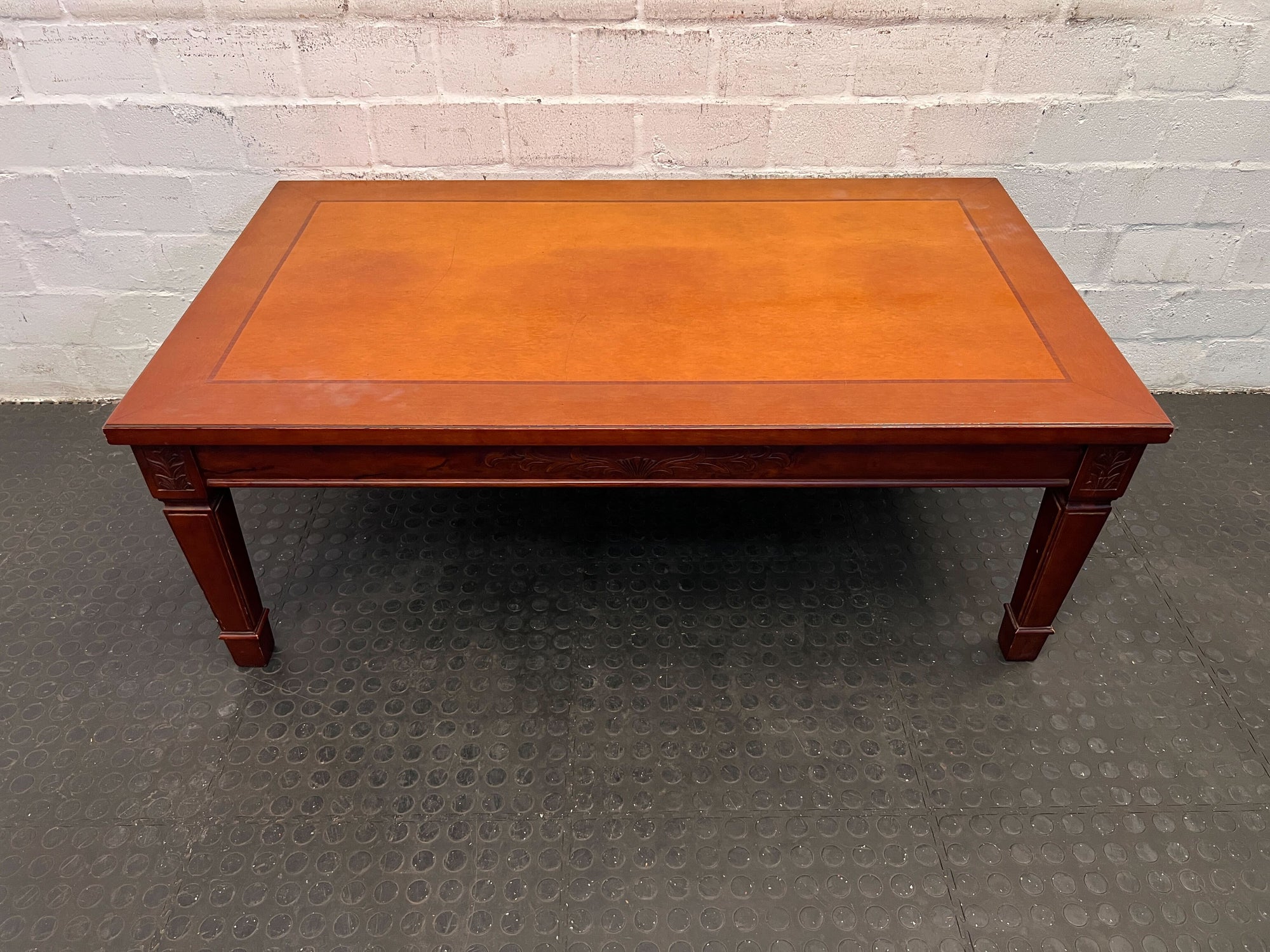 Antique Mahogany Coffee Table - Elegant & Sturdy