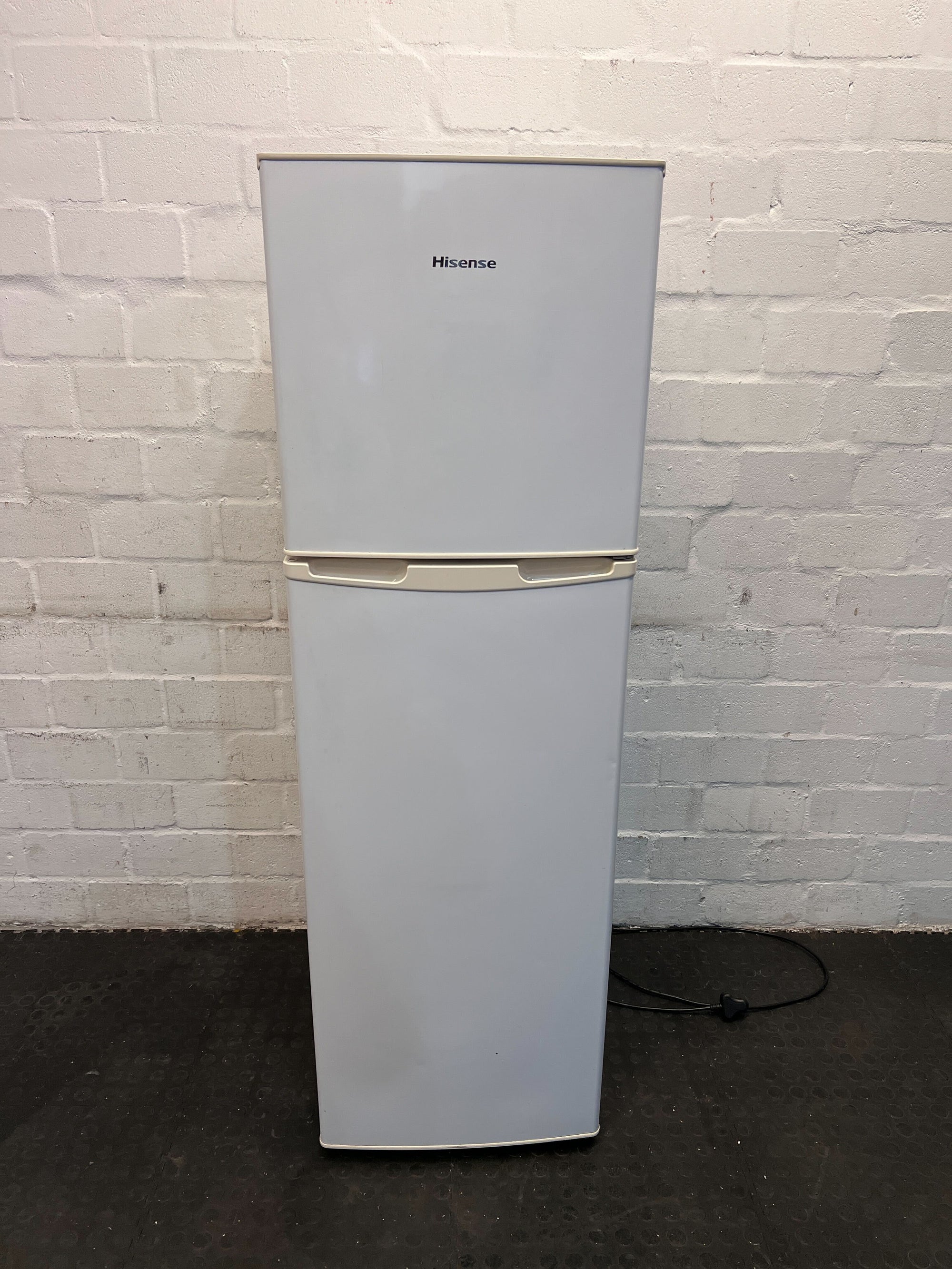 Hisense White Fridge Freezer - Compact & Efficient