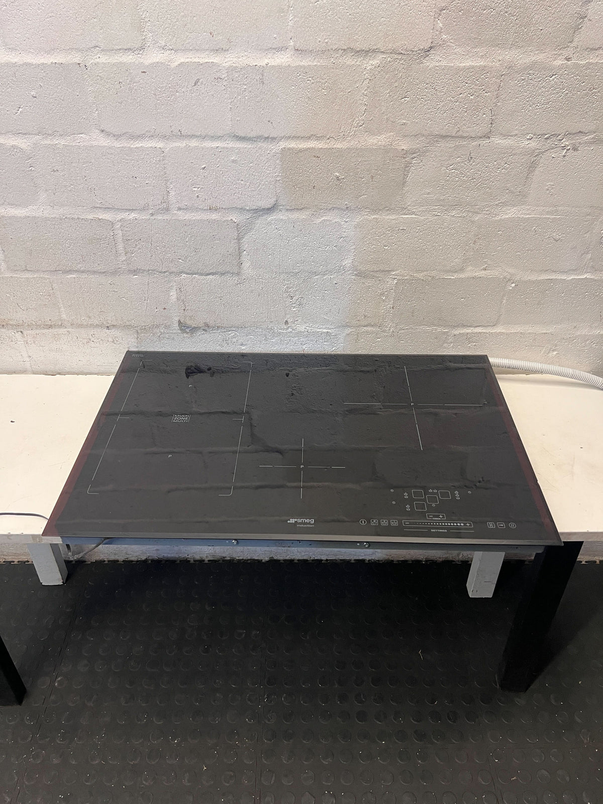 Sleek Smeg Induction Hob - Black Glass Cooktop for Modern Kitchens - 2ndhandwarehouse.com