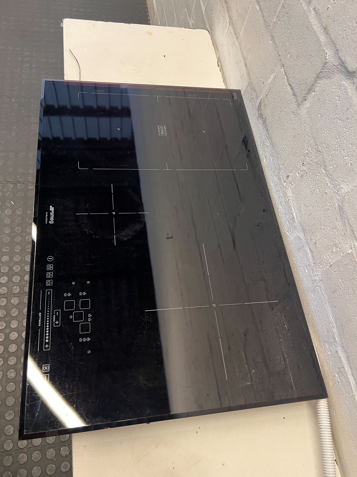 Sleek Smeg Induction Hob - Black Glass Cooktop for Modern Kitchens - 2ndhandwarehouse.com