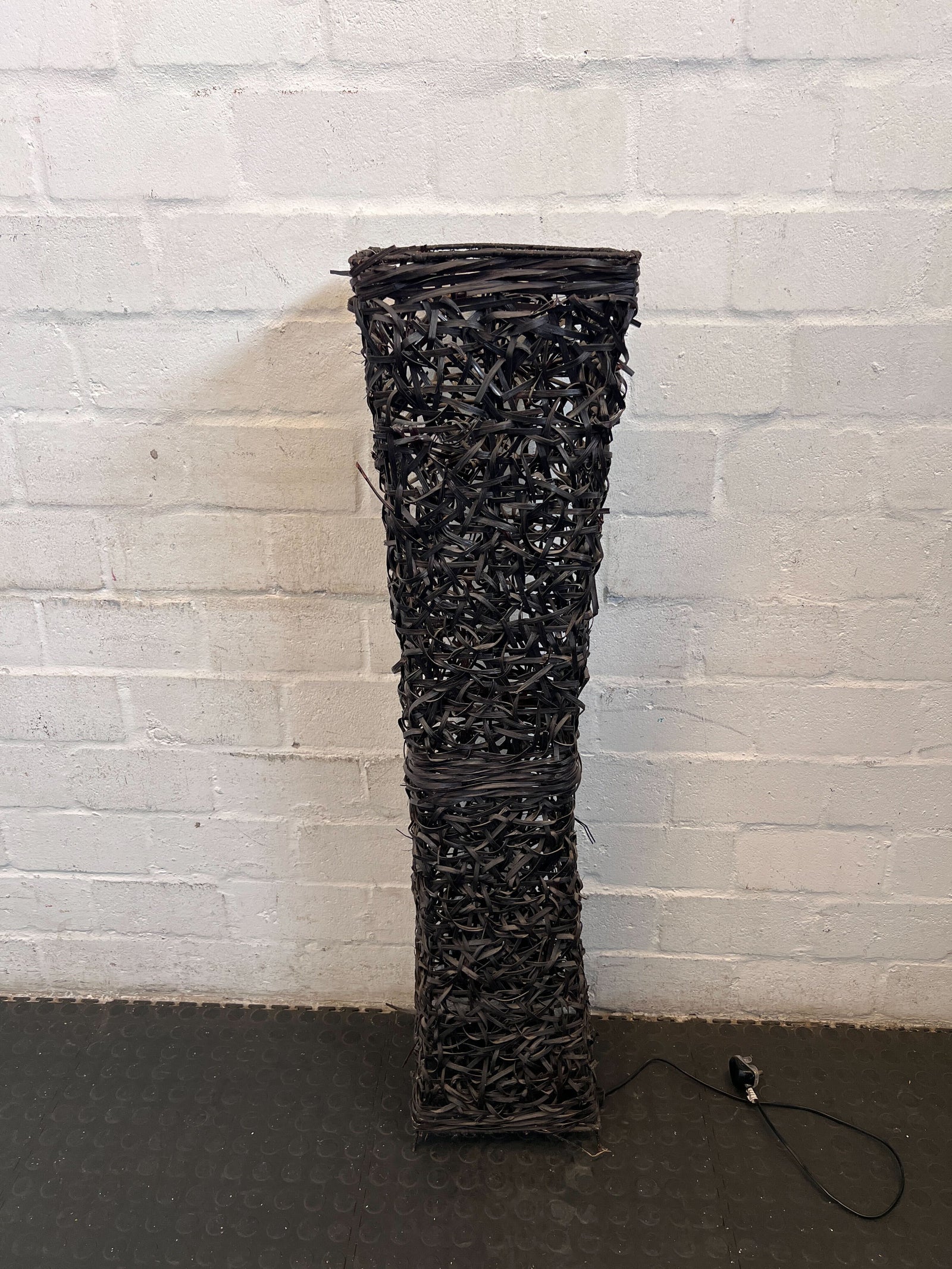 Stylish Black Wicker Floor Lamp – Unique Design, Minor Wear