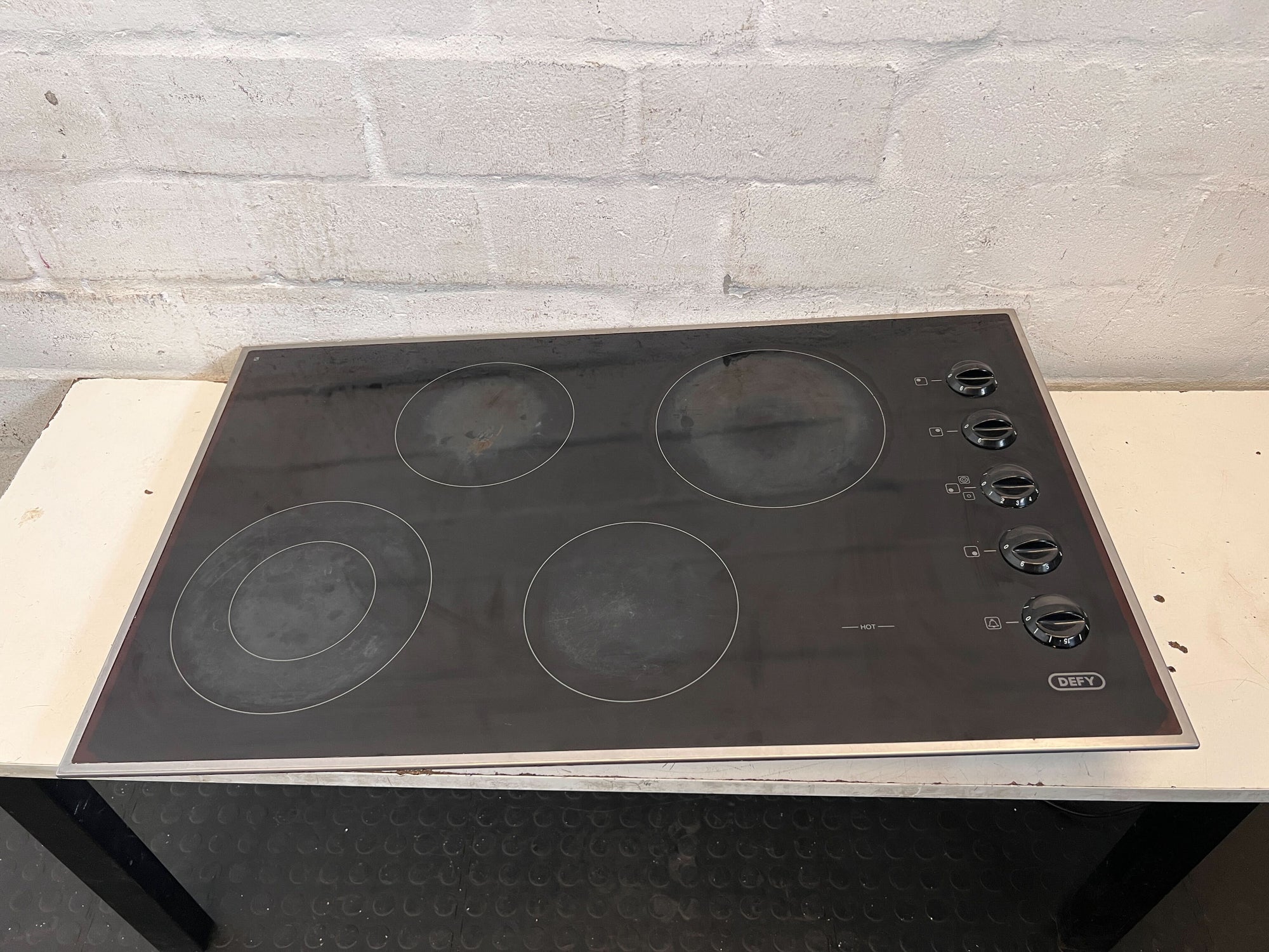 Defy 4-Burner Black Glass Electric Stove with Minor Wear