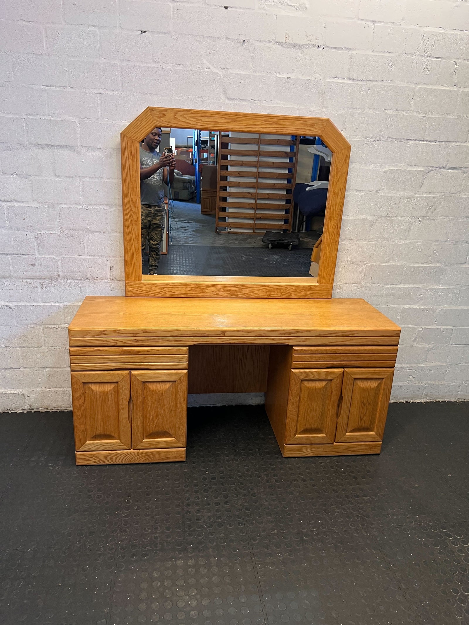 Elegant Oak Dressing Table with Mirror – Minor Wear, Timeless Design