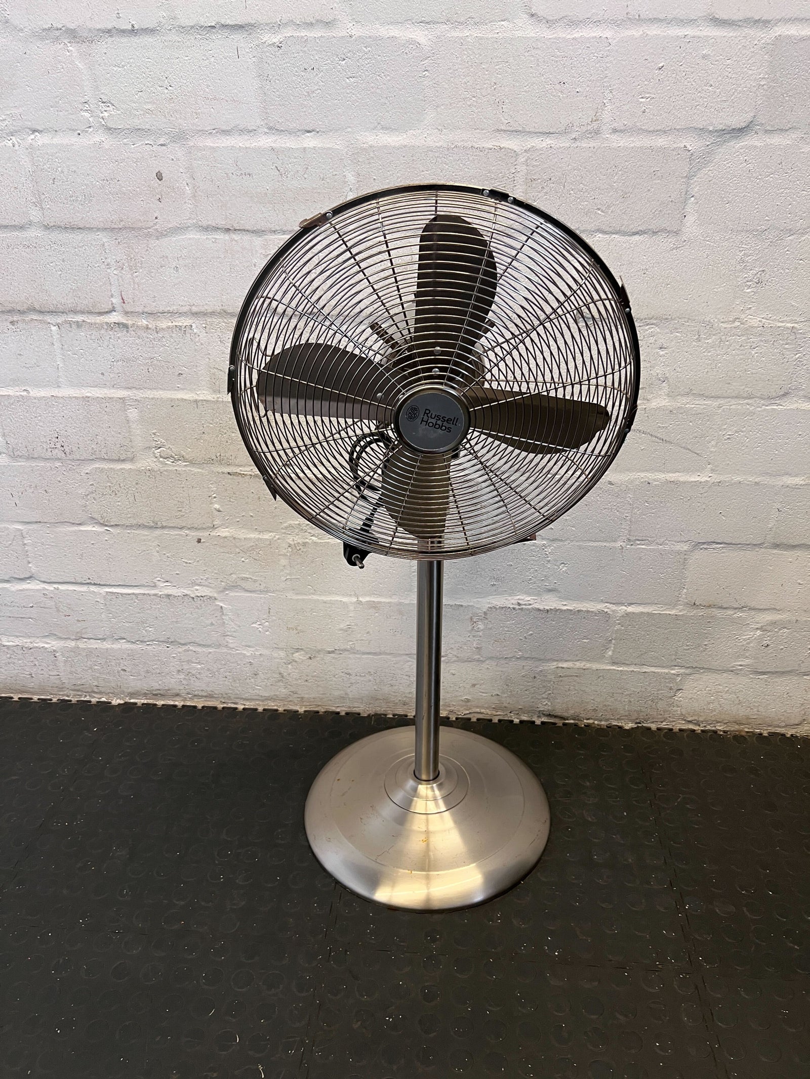 Stylish Silver Stand-Up Fan by Russell Hobbs - Minor Wear