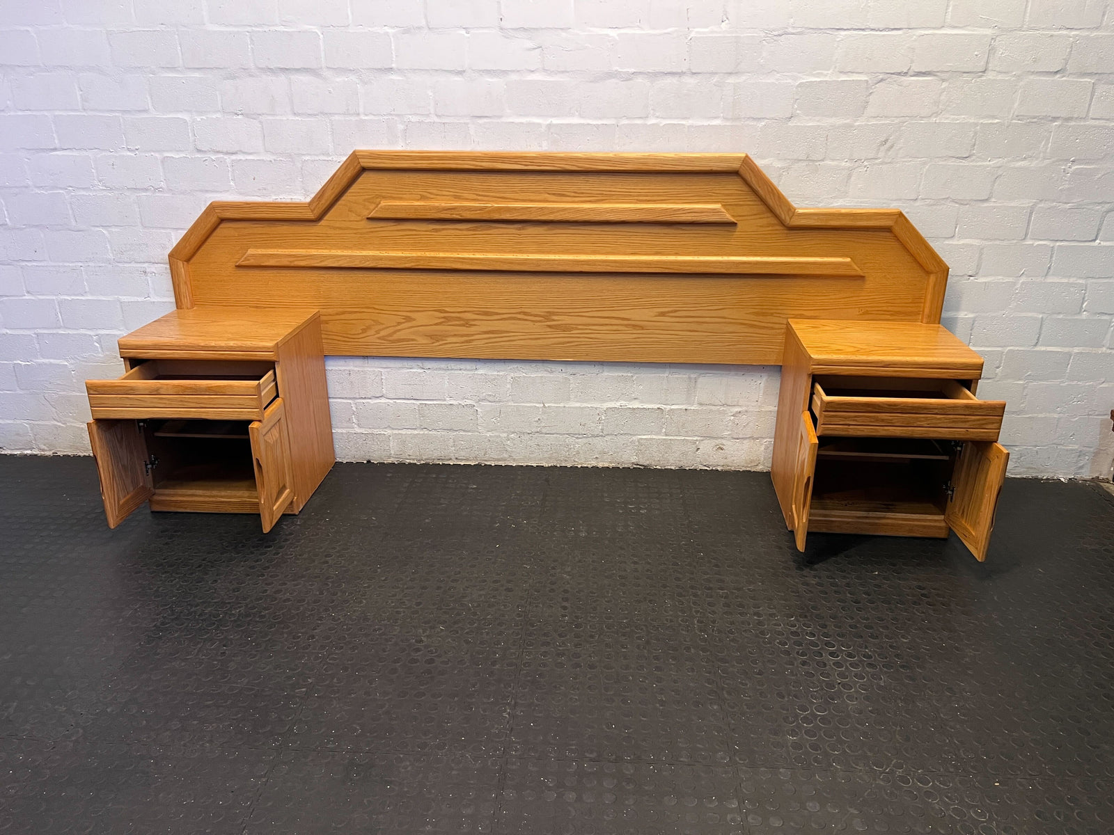 Classic Oak Headboard with Nightstands – Vintage Style