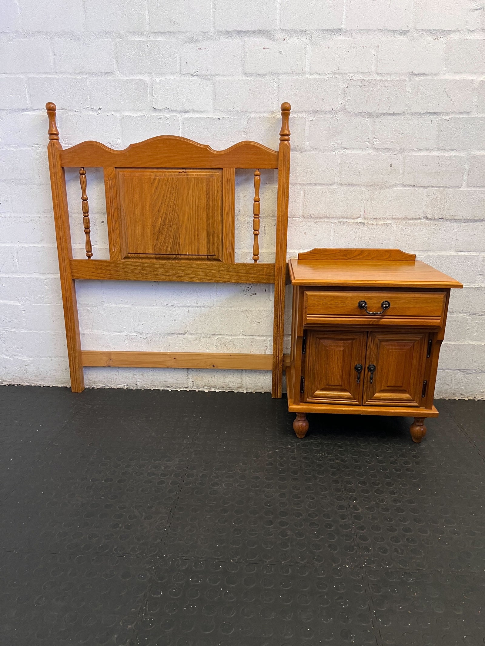Classic Oak Bedroom Headboard & Nightstand Set
