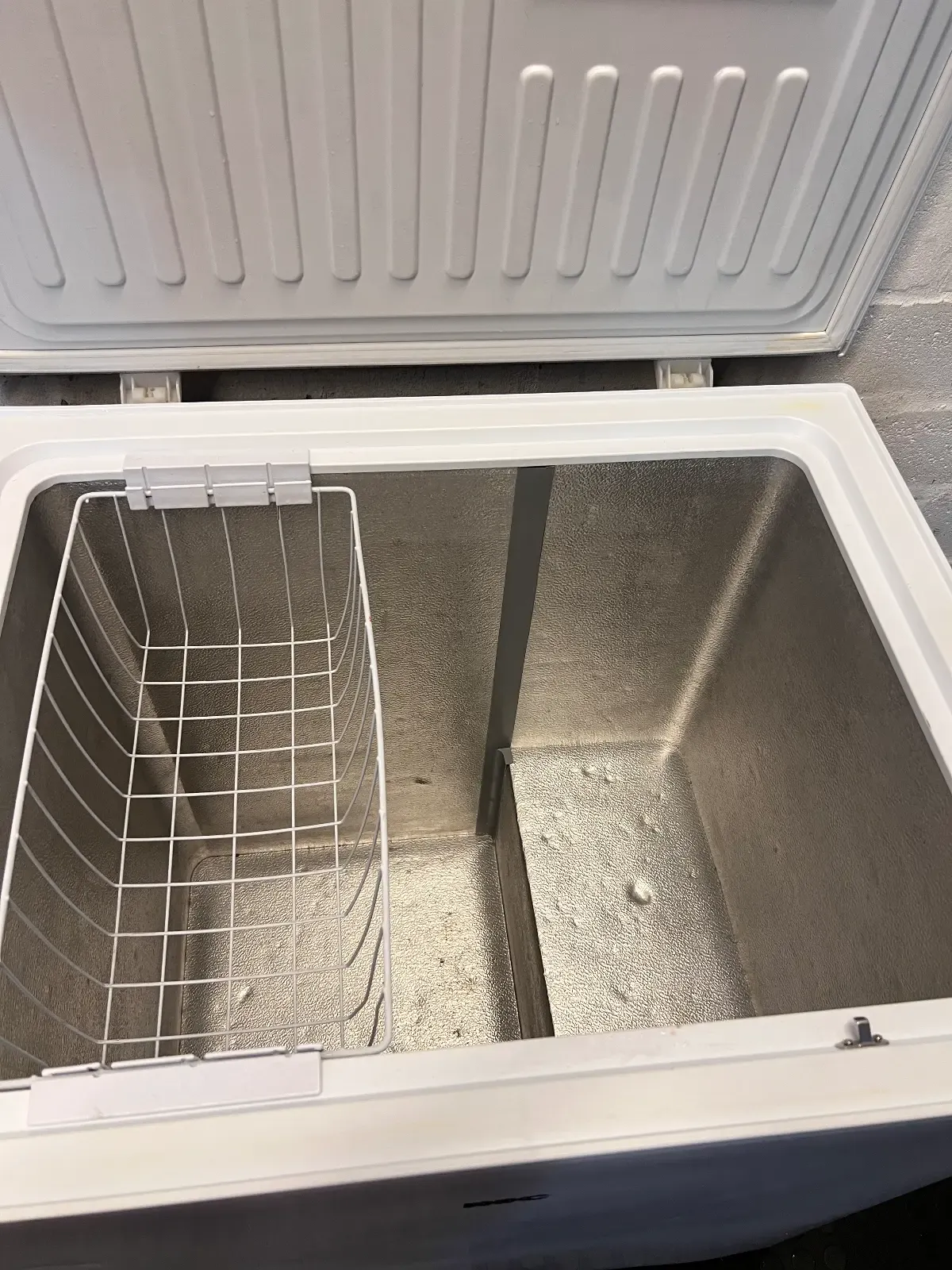 KIC 207L White Chest Freezer (KCG 210/1) - 2ndhandwarehouse.com