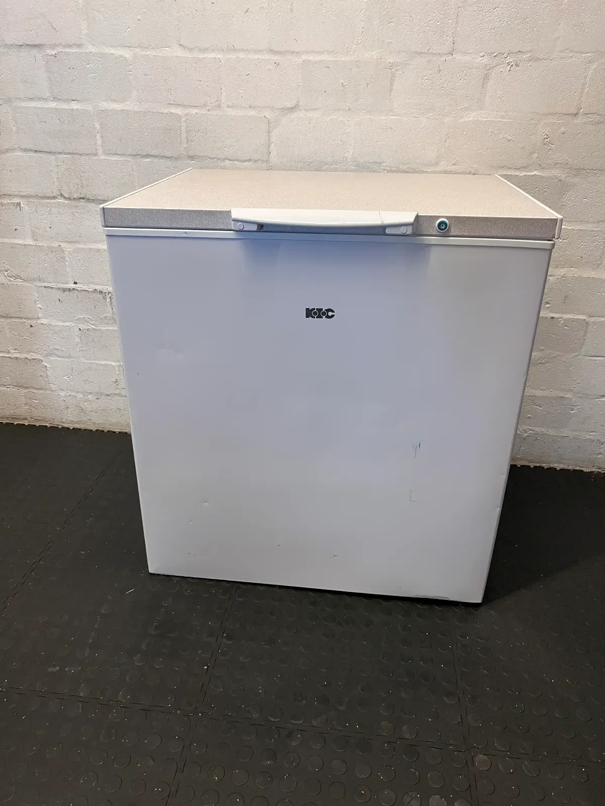 KIC 207L White Chest Freezer (KCG 210/1) - 2ndhandwarehouse.com