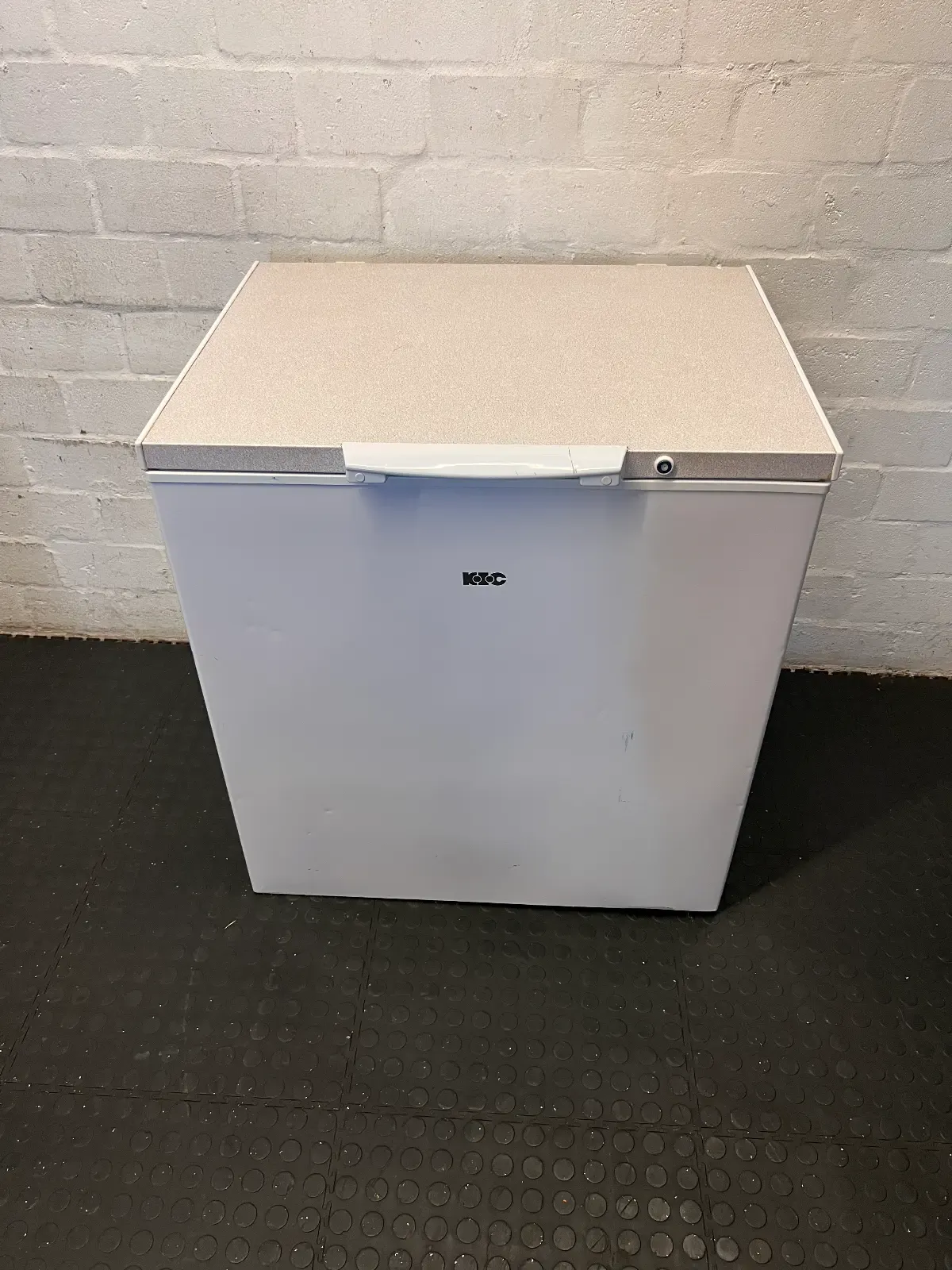 KIC 207L White Chest Freezer (KCG 210/1) - 2ndhandwarehouse.com