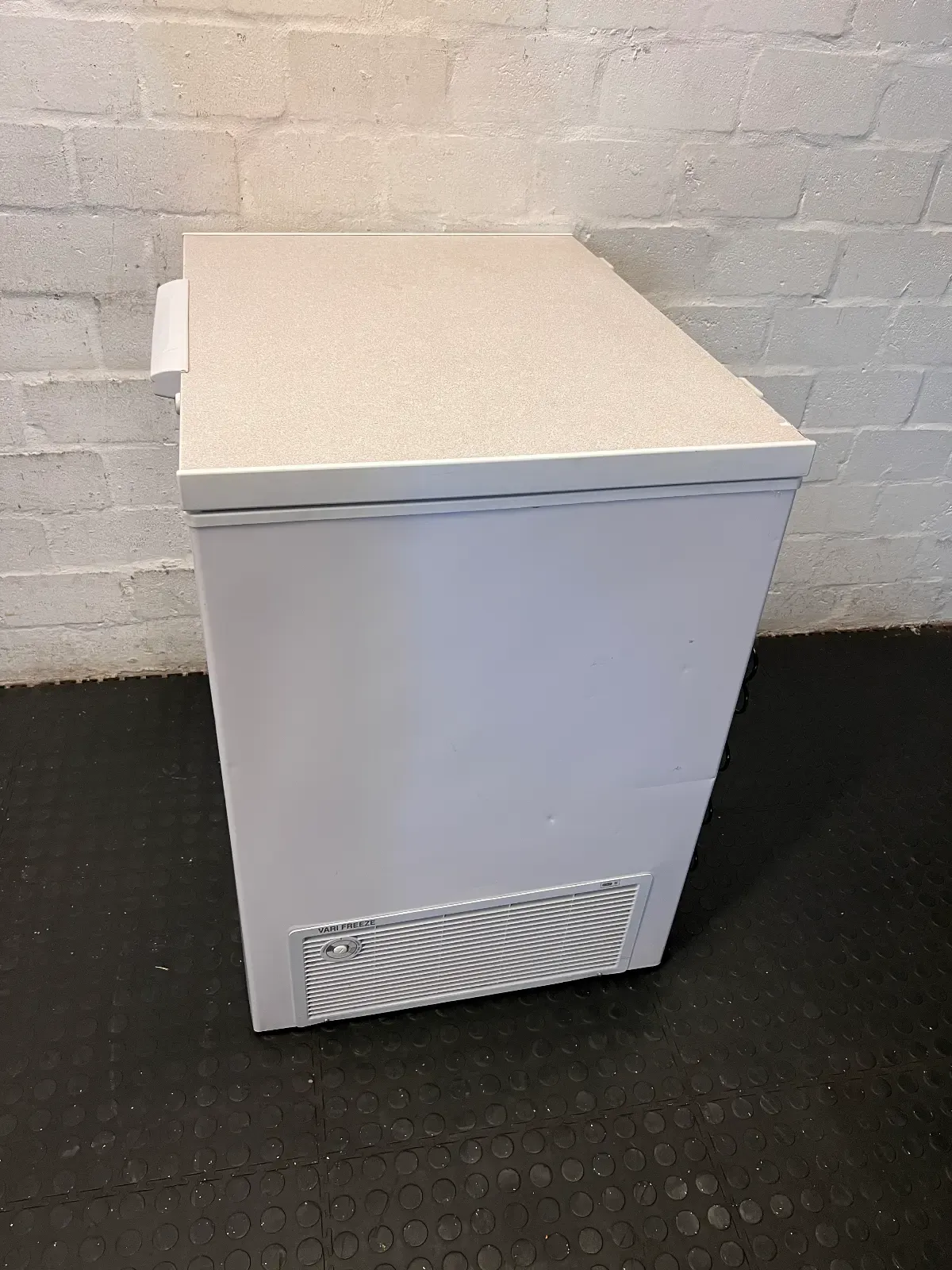 KIC 207L White Chest Freezer (KCG 210/1) - 2ndhandwarehouse.com