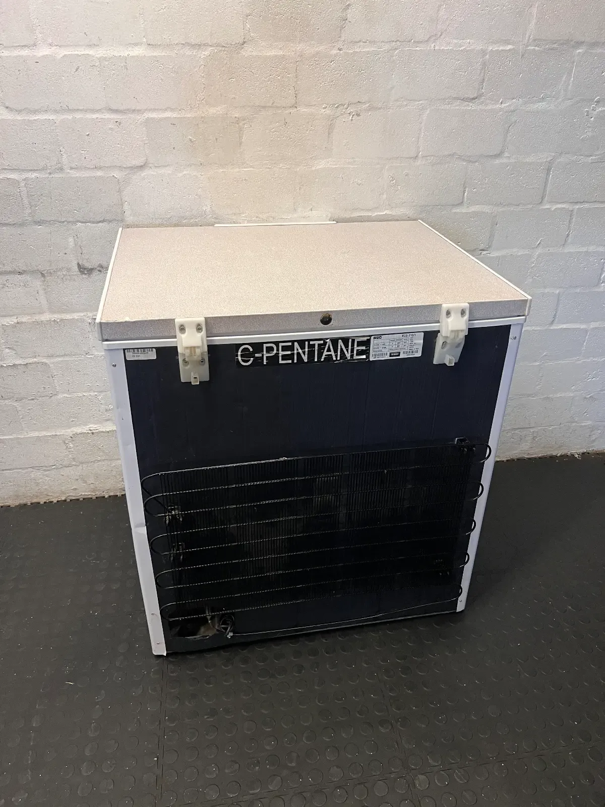 KIC 207L White Chest Freezer (KCG 210/1) - 2ndhandwarehouse.com