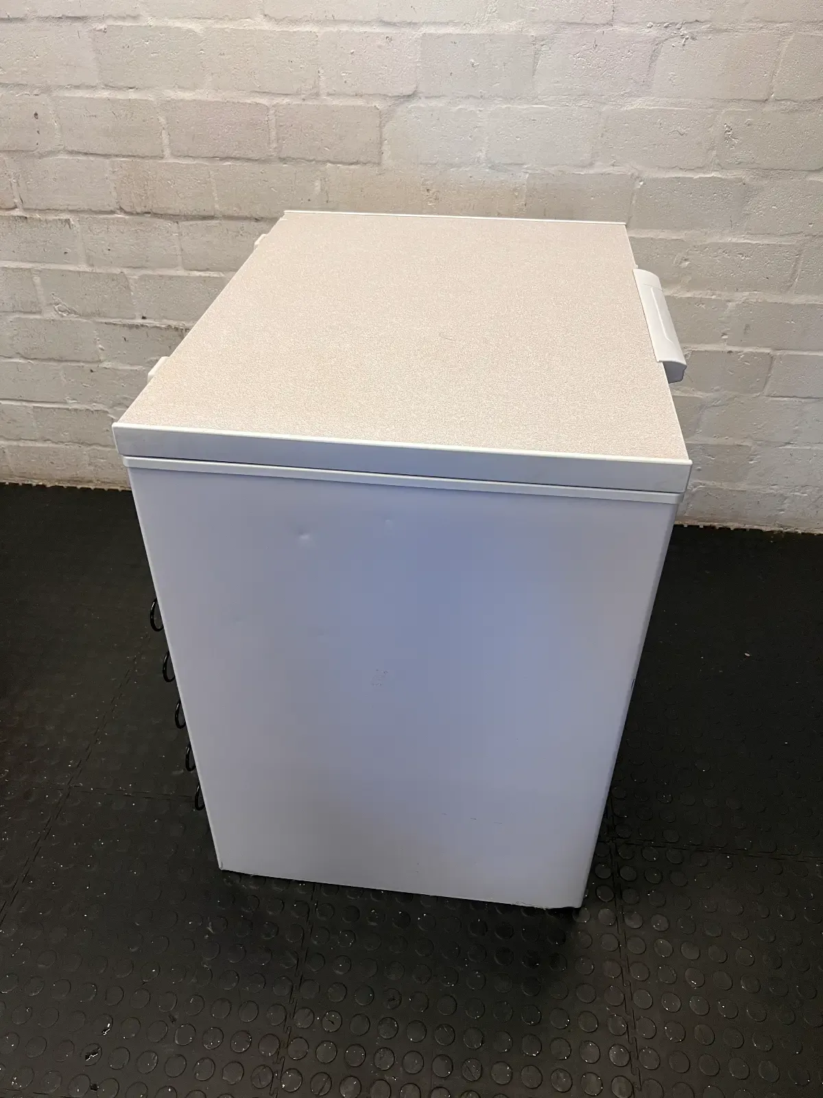 KIC 207L White Chest Freezer (KCG 210/1) - 2ndhandwarehouse.com