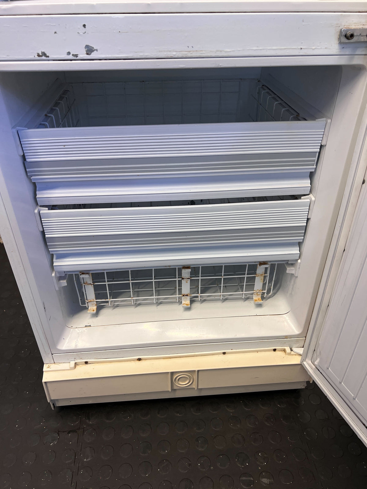 KIC Frost-Free Fridge Freezer – Classic White with Minor Scratches - REDUCED