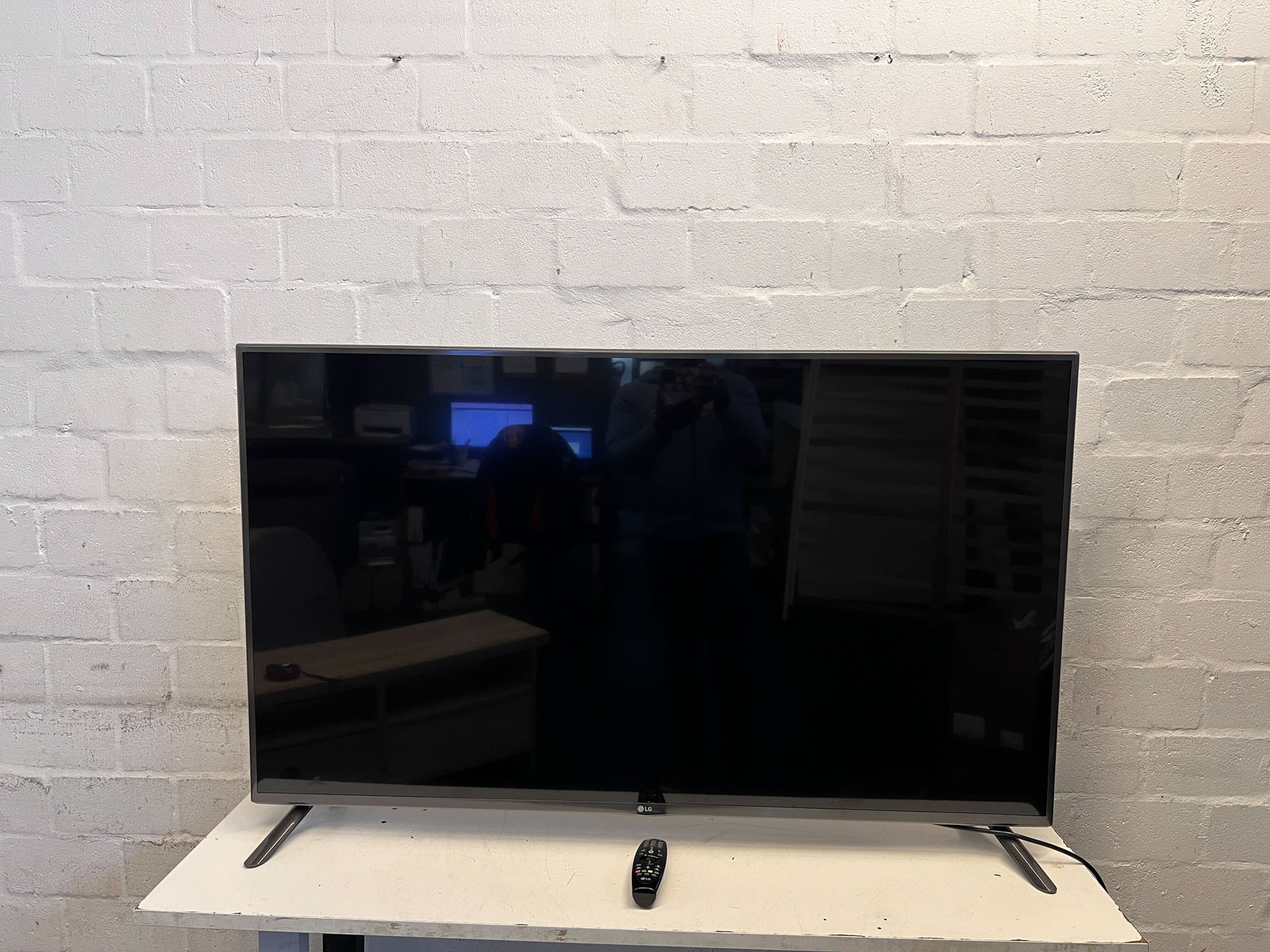 LG 55-inch Smart TV with Remote - Excellent Condition 🎥
