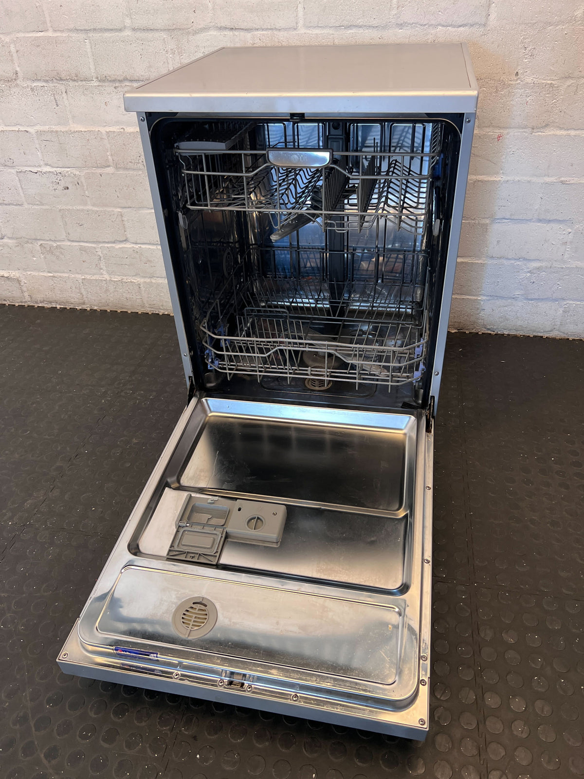LG DirectDrive Silver Dishwasher – Efficient & Reliable Kitchen Helper - Scratched - 2ndhandwarehouse.com