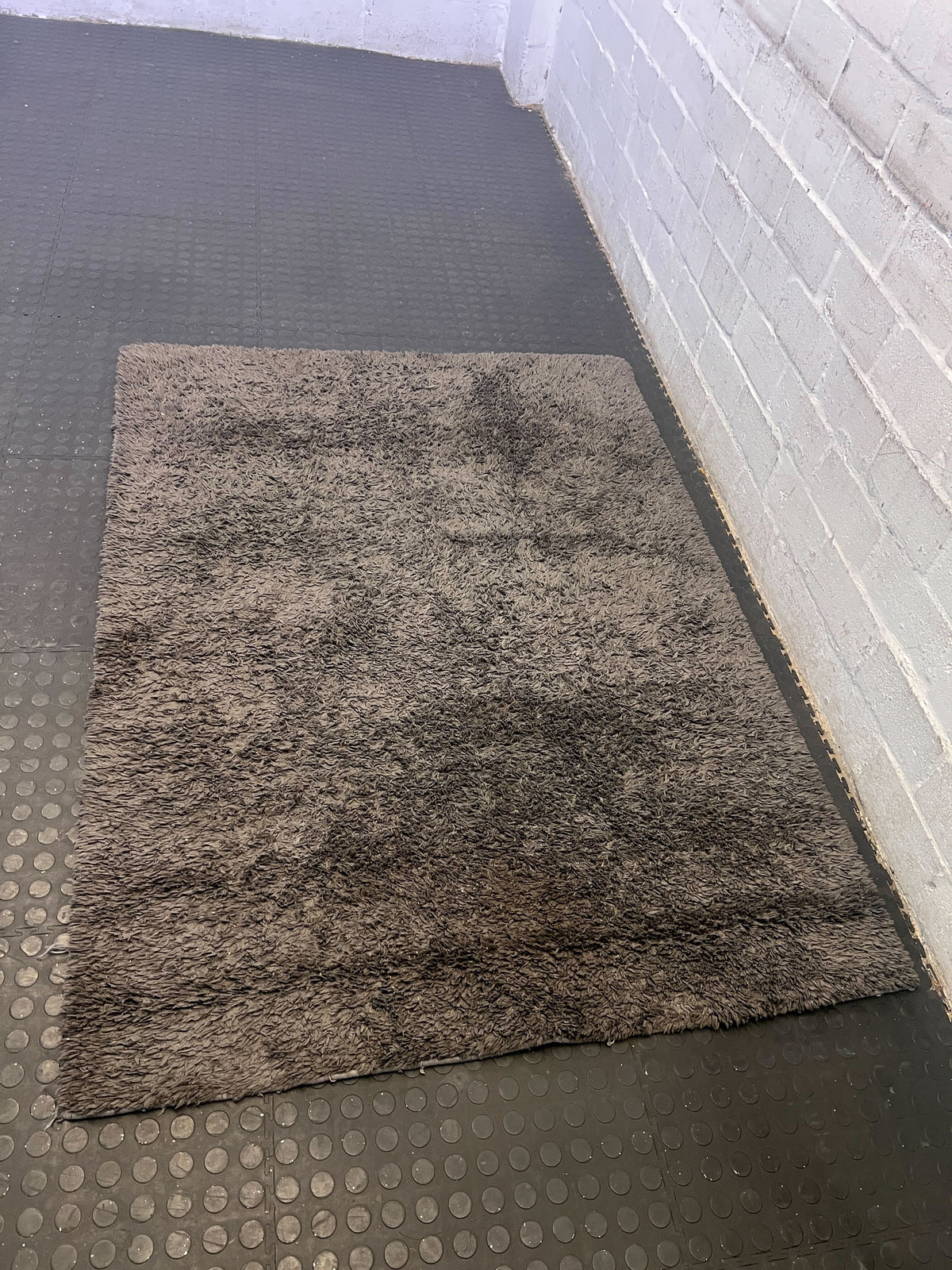 Luxurious Dark Grey Shaggy Area Rug – Soft & Plush - 2ndhandwarehouse.com