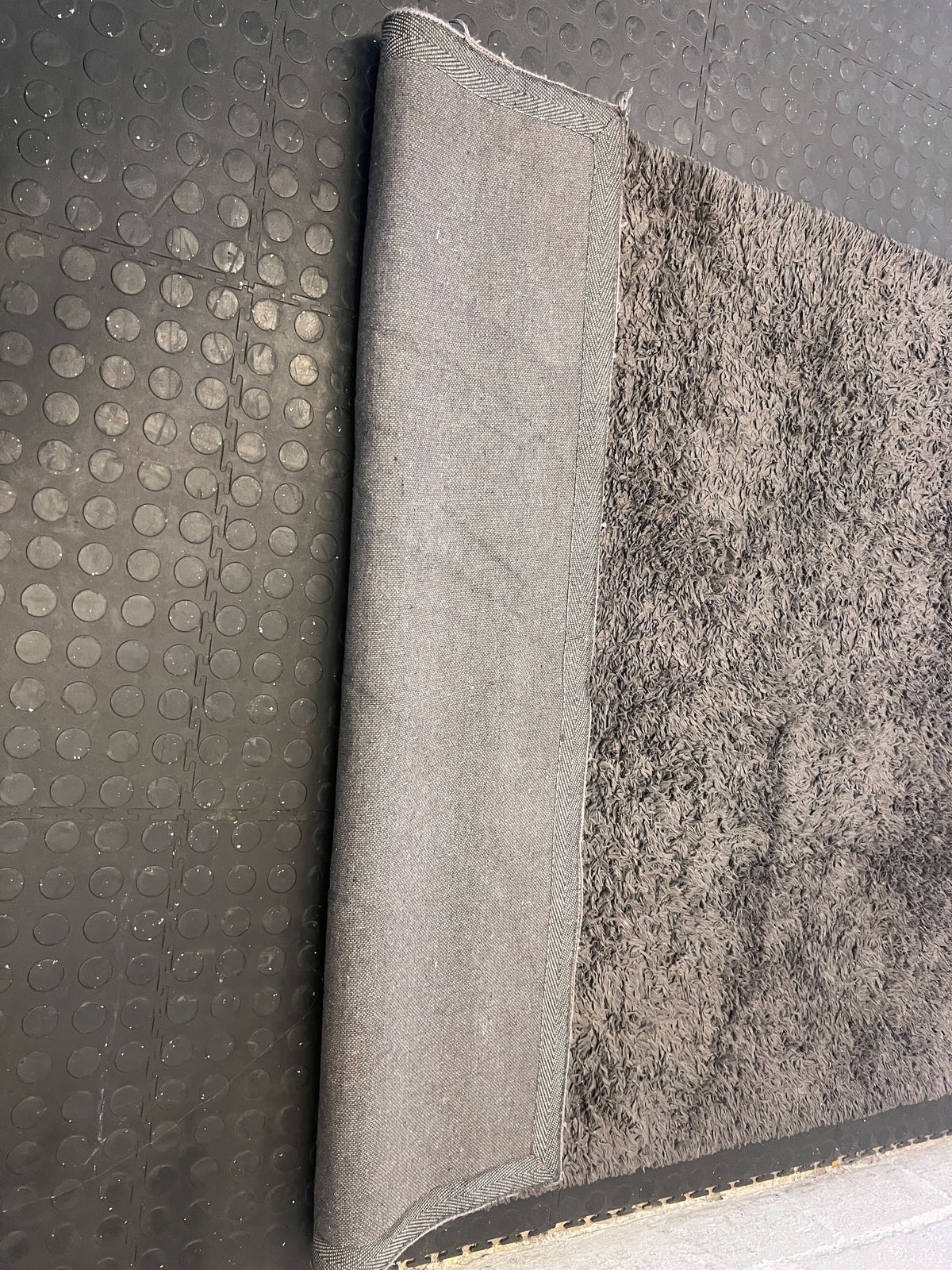 Luxurious Dark Grey Shaggy Area Rug – Soft & Plush - 2ndhandwarehouse.com