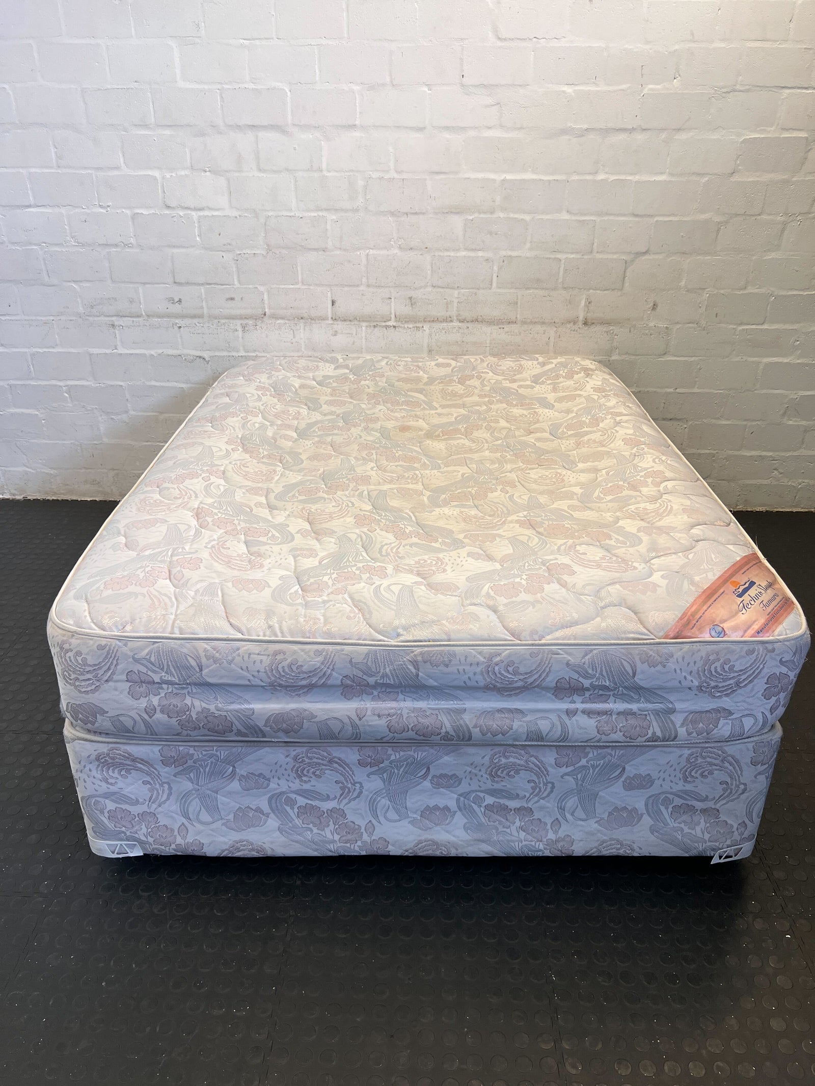 Luxurious Double-Size Floral Pattern Mattress with Minor Wear