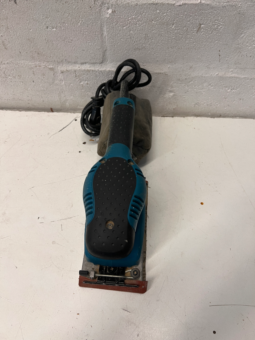 Makita Corded Teal Orbital Sander with Dust Bag — Working Order; Fair Condition
