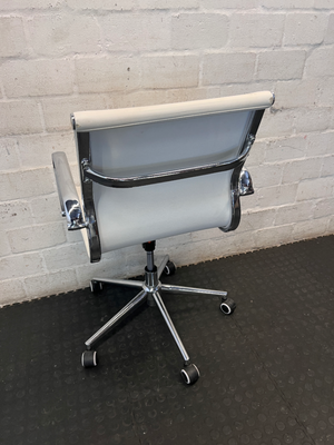 Mid Back Ribbed Office Chair in White - Visible Wear - 2ndhandwarehouse.com