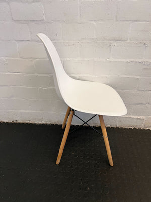 Minimalist White Plastic Chair with Wooden Legs – Minor Scratches - 2ndhandwarehouse.com