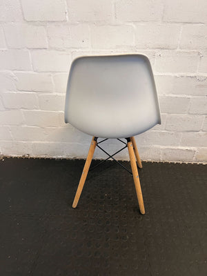 Minimalist White Plastic Chair with Wooden Legs – Minor Scratches - 2ndhandwarehouse.com