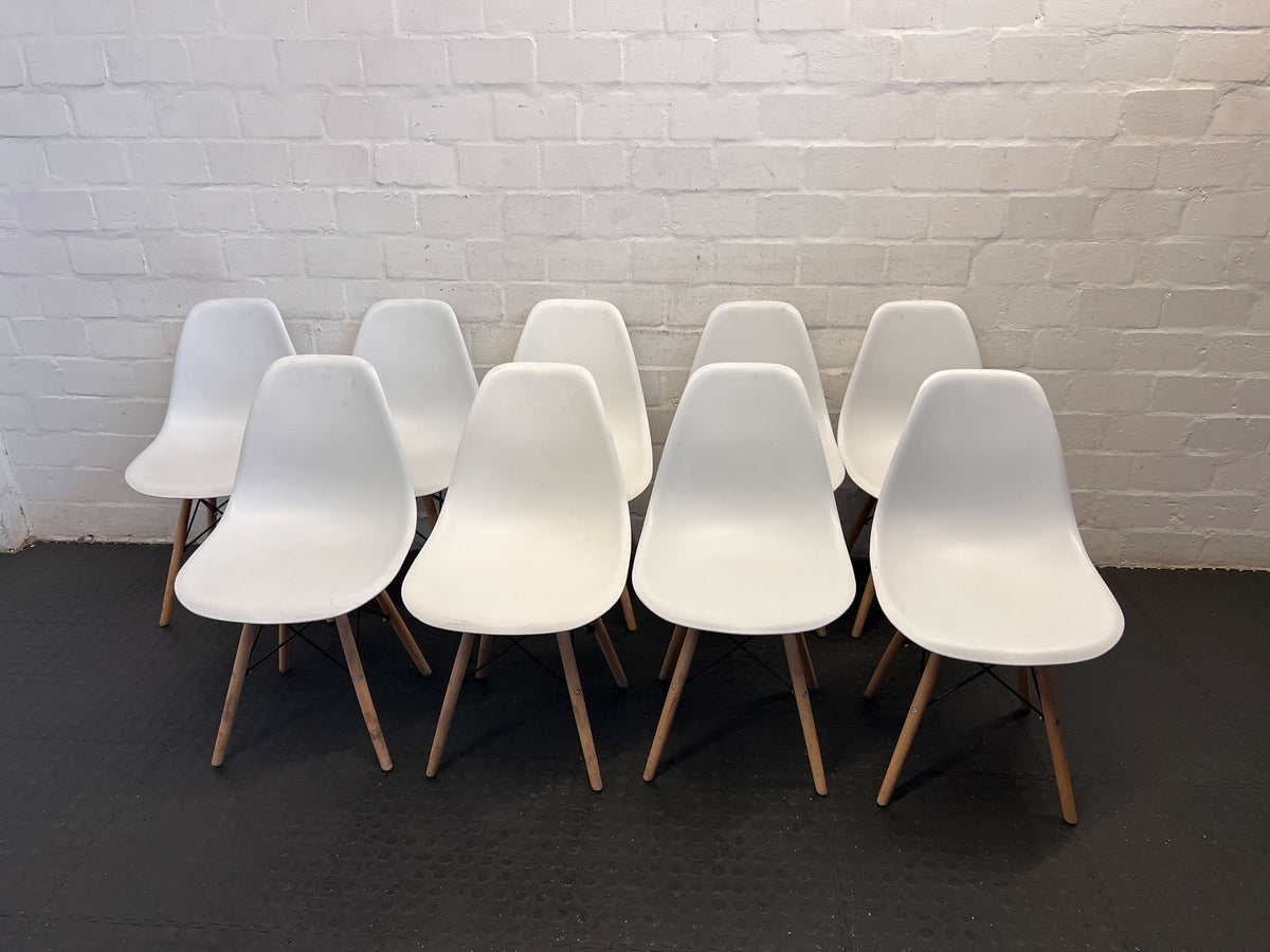 Minimalist White Plastic Chair with Wooden Legs – Minor Scratches - 2ndhandwarehouse.com