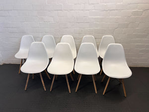 Minimalist White Plastic Chair with Wooden Legs – Minor Scratches - 2ndhandwarehouse.com