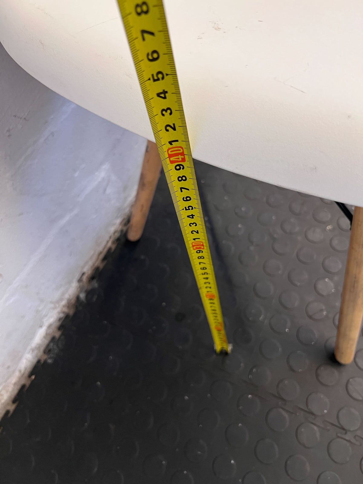Minimalist White Plastic Chair with Wooden Legs – Minor Scratches - 2ndhandwarehouse.com
