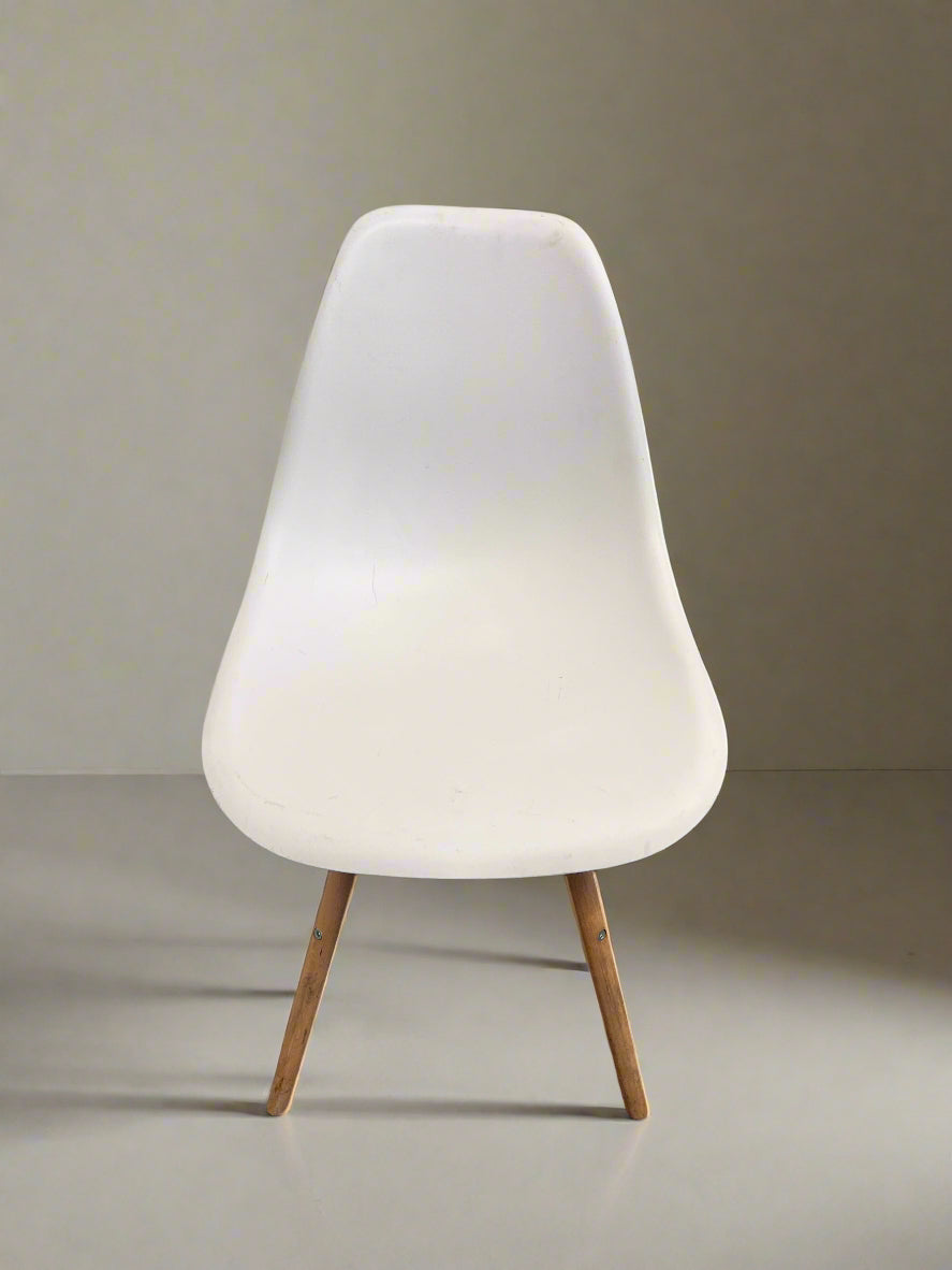 Minimalist White Plastic Chair with Wooden Legs – Minor Scratches - 2ndhandwarehouse.com