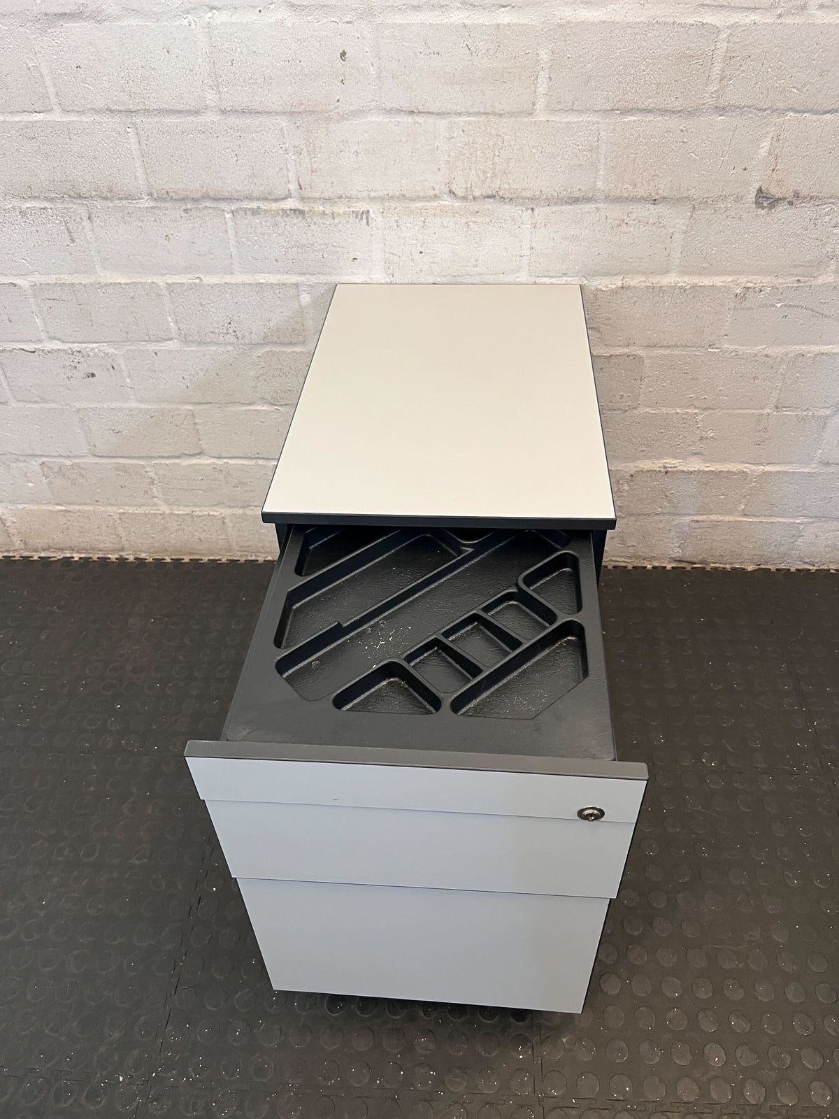 Modern Grey Mobile 3-Drawer Filing Cabinet with Lock - 2ndhandwarehouse.com