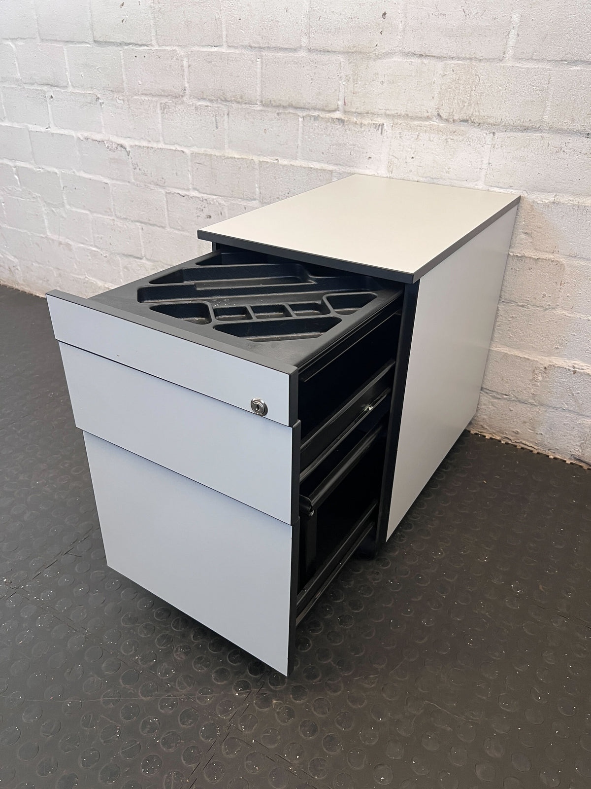 Modern Grey Mobile 3-Drawer Filing Cabinet with Lock - 2ndhandwarehouse.com