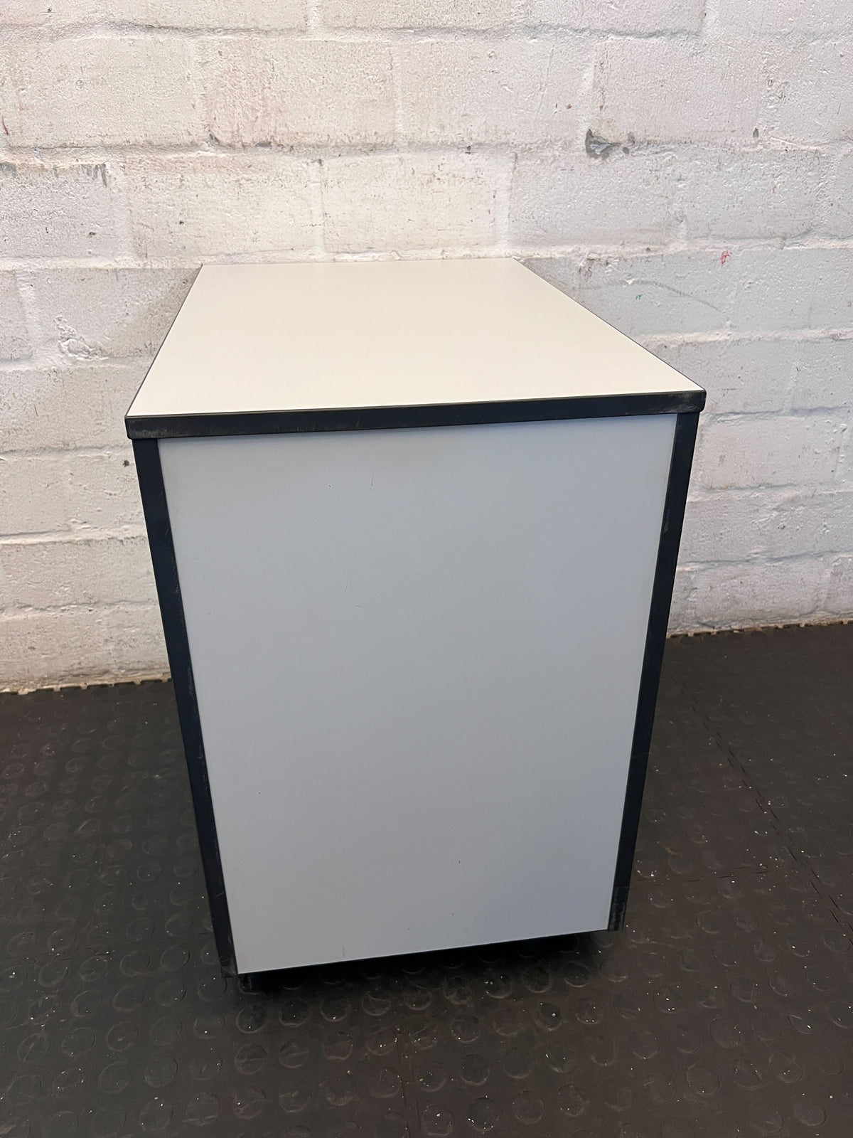 Modern Grey Mobile 3-Drawer Filing Cabinet with Lock - 2ndhandwarehouse.com