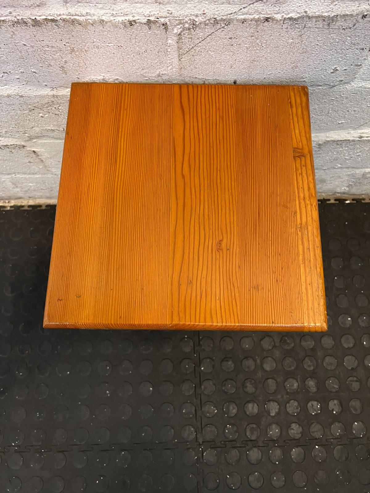 Rustic Oak Side Table with Decorative Legs – Minor Scratch - 2ndhandwarehouse.com